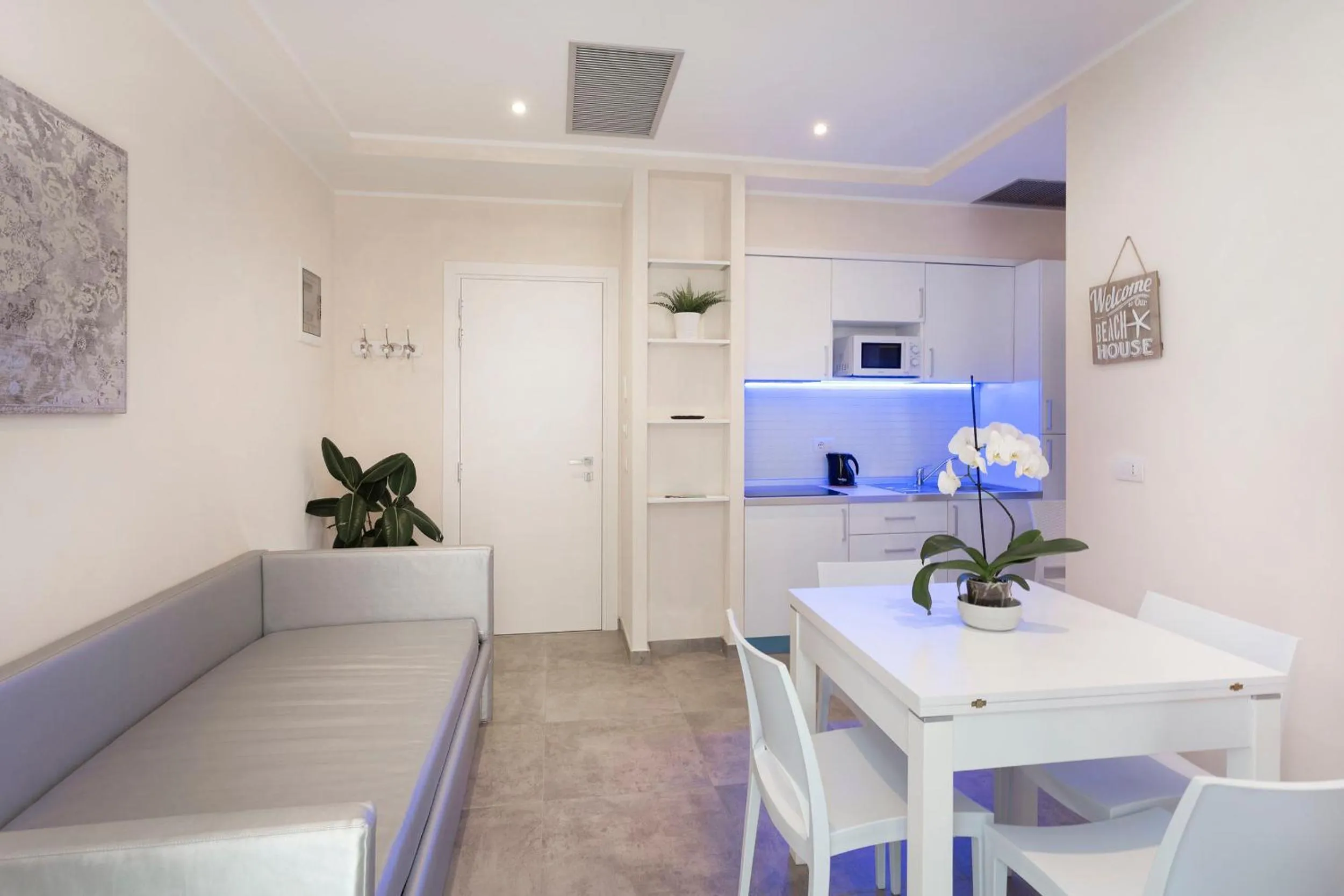 White Suite & Apartments