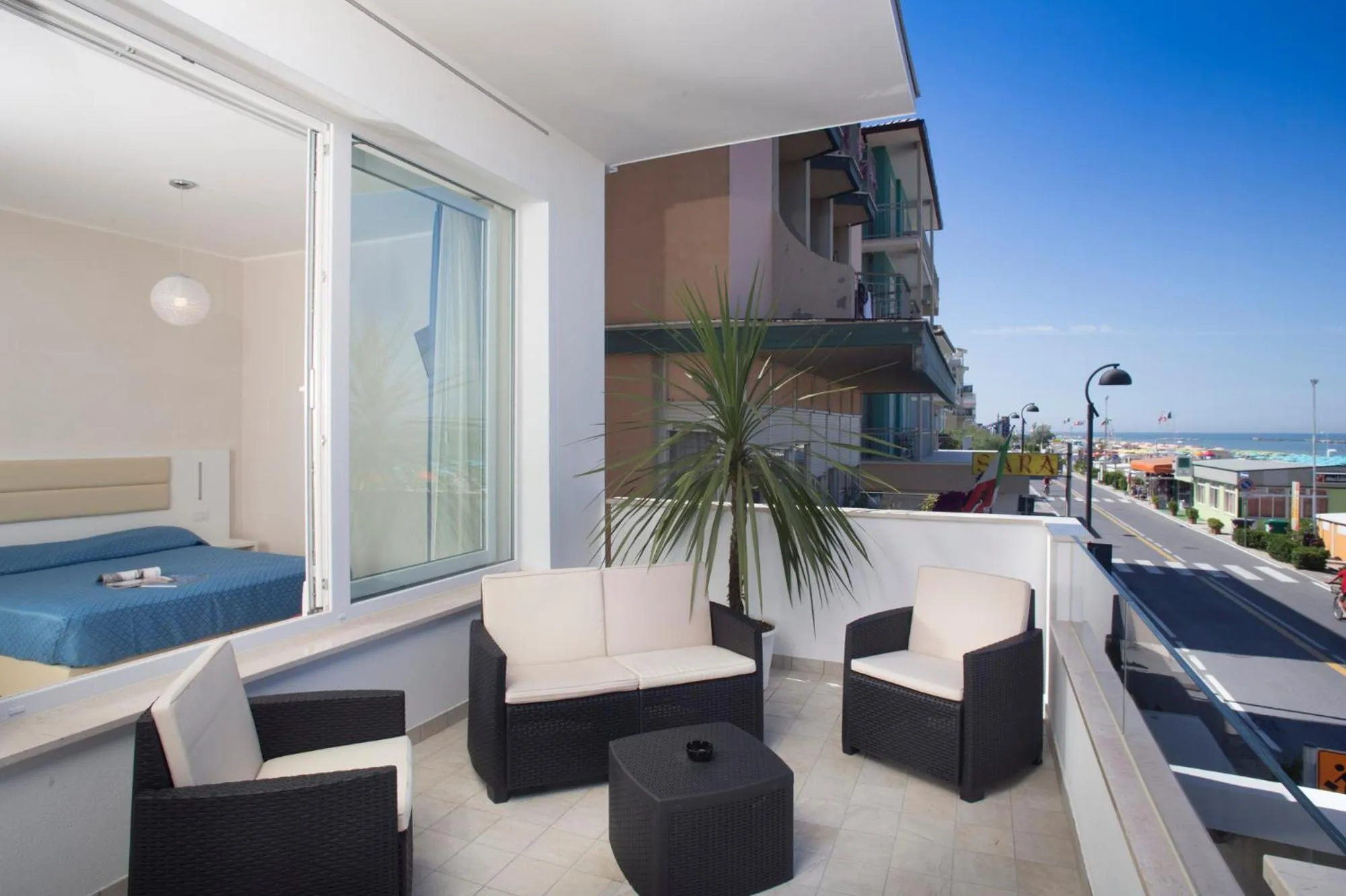 White Suite & Apartments