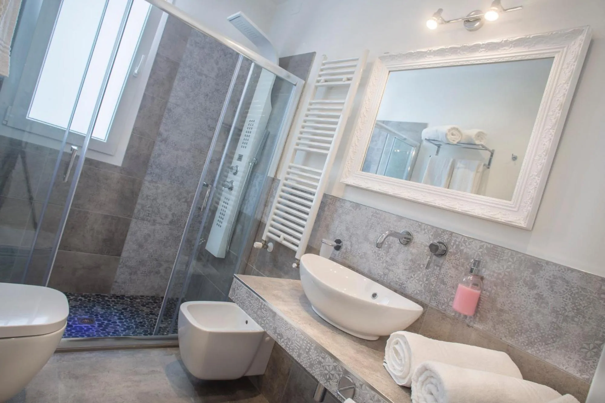 White Suite & Apartments