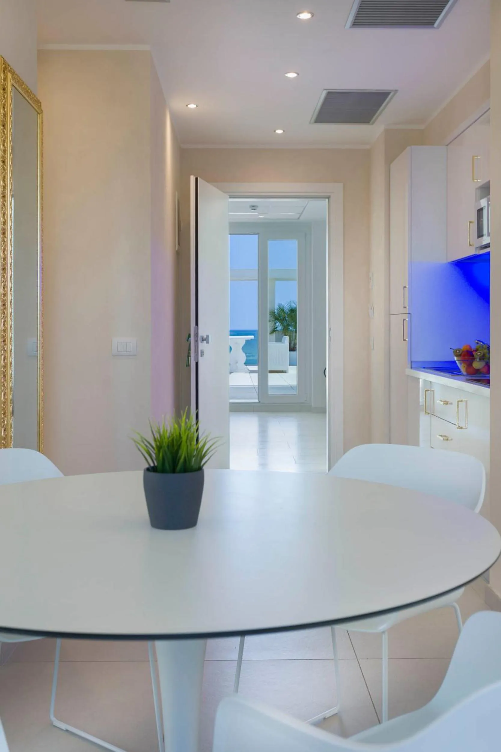 White Suite & Apartments