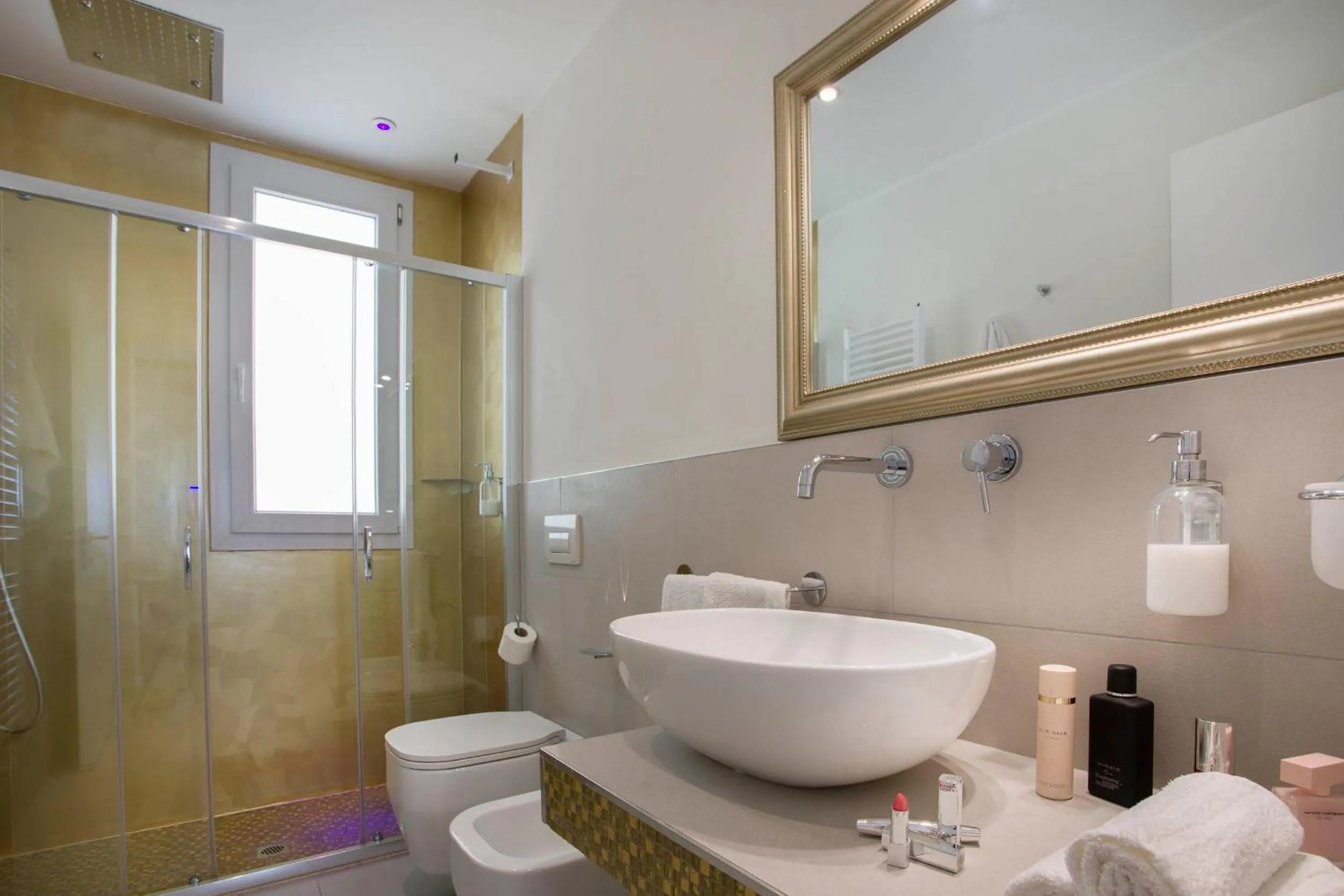 White Suite & Apartments