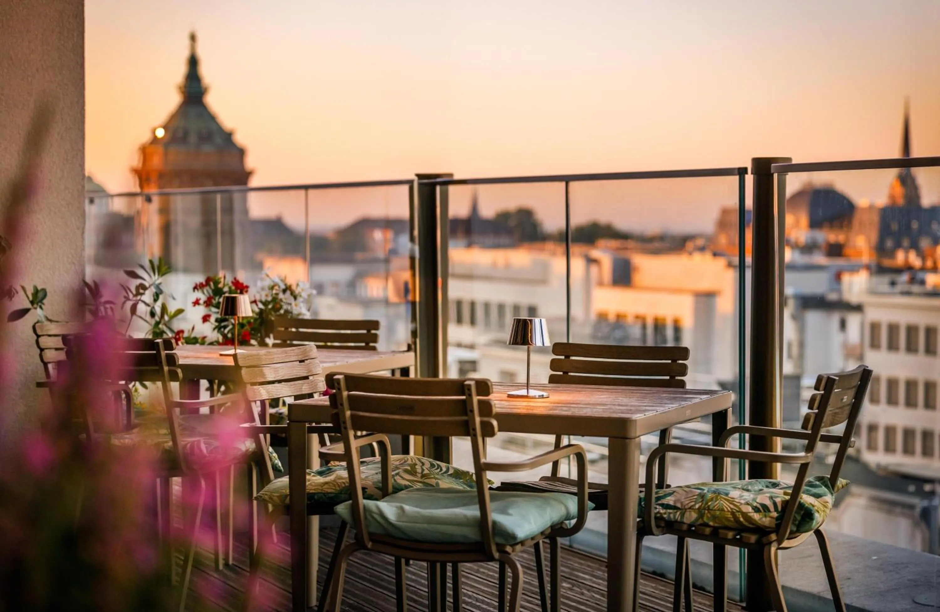 Lounge or bar in Radisson Blu Hotel, Mannheim
