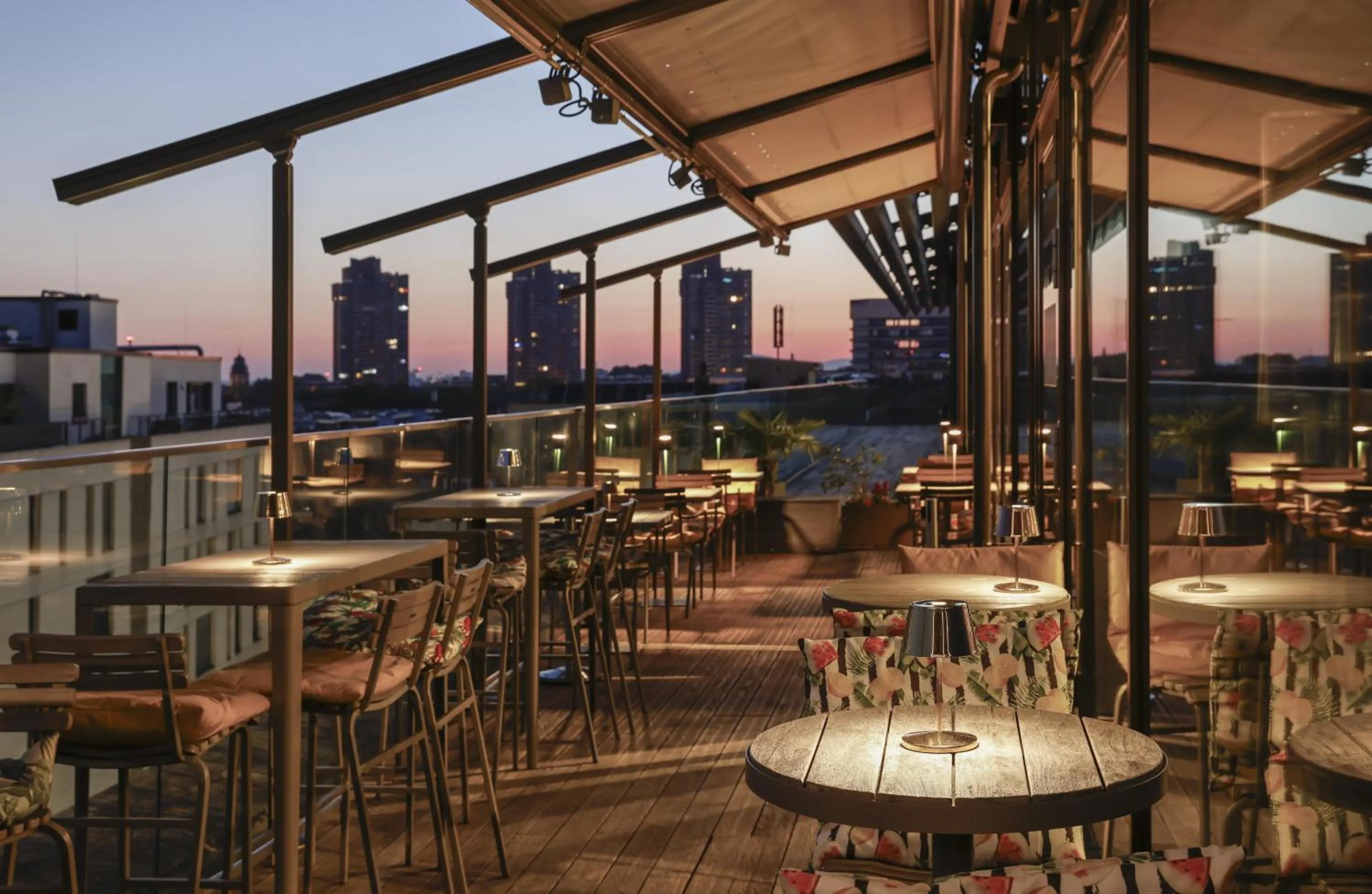 Lounge or bar in Radisson Blu Hotel, Mannheim