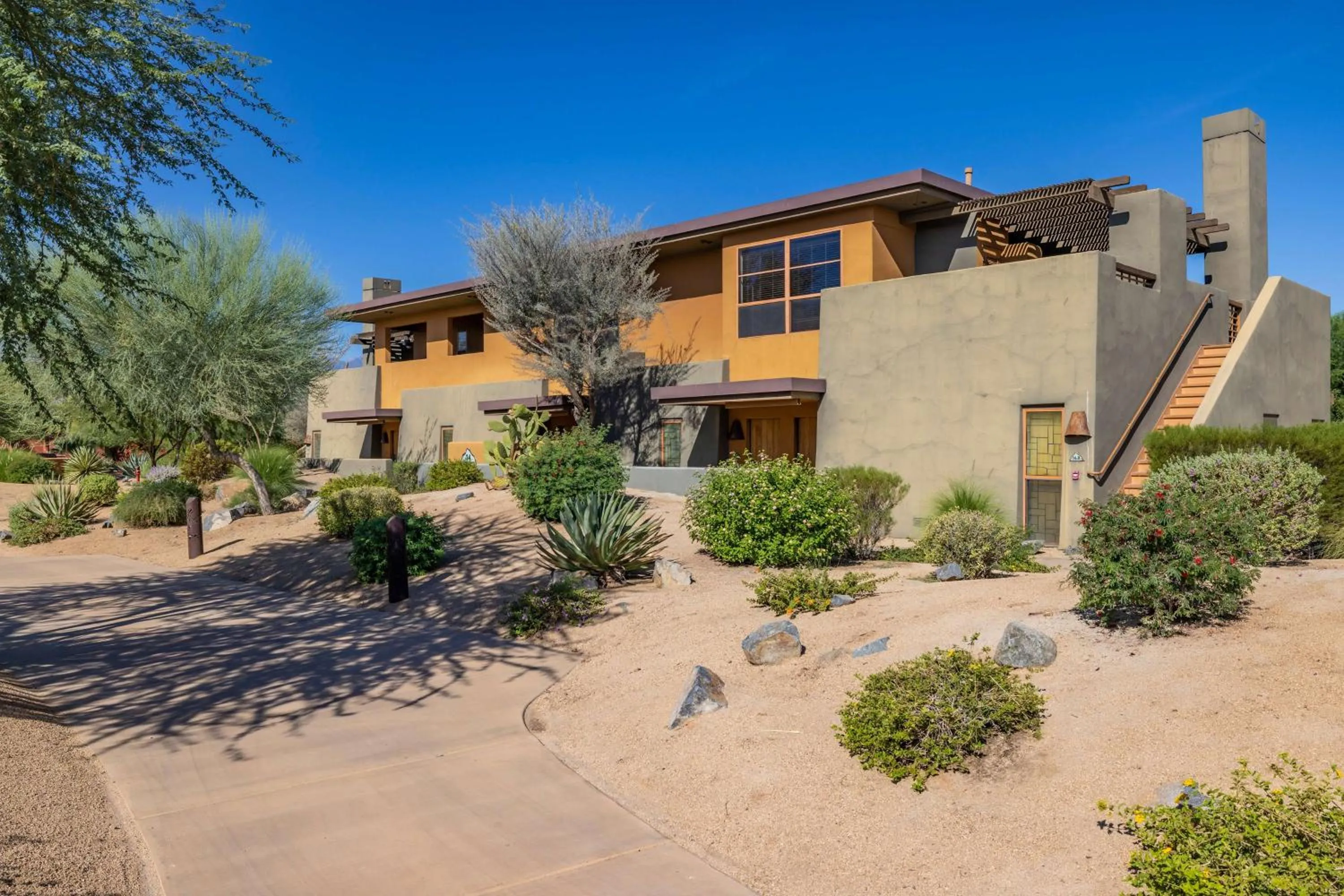 Property building in Hilton Grand Vacations Club Palm Desert