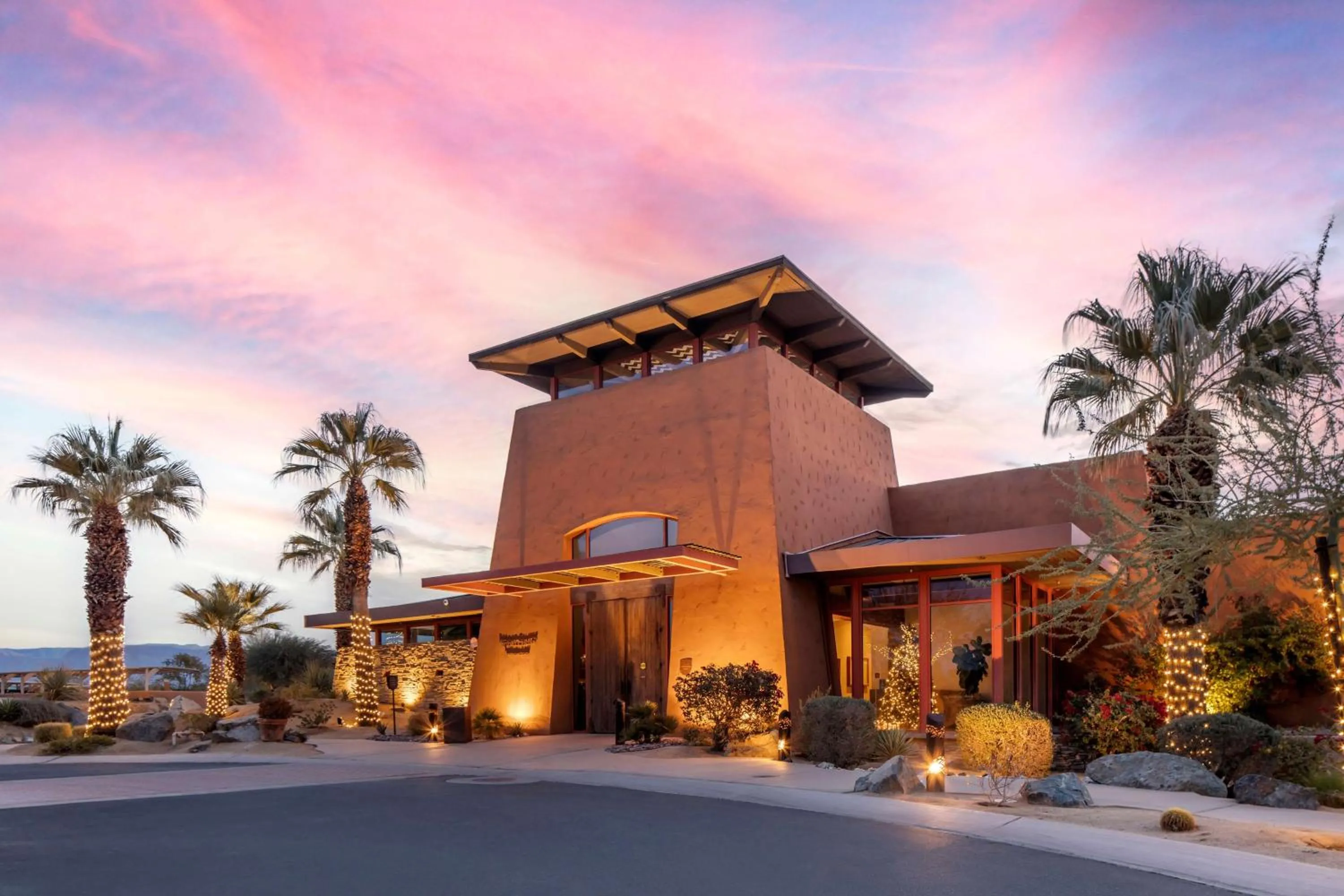 Property building in Hilton Grand Vacations Club Palm Desert