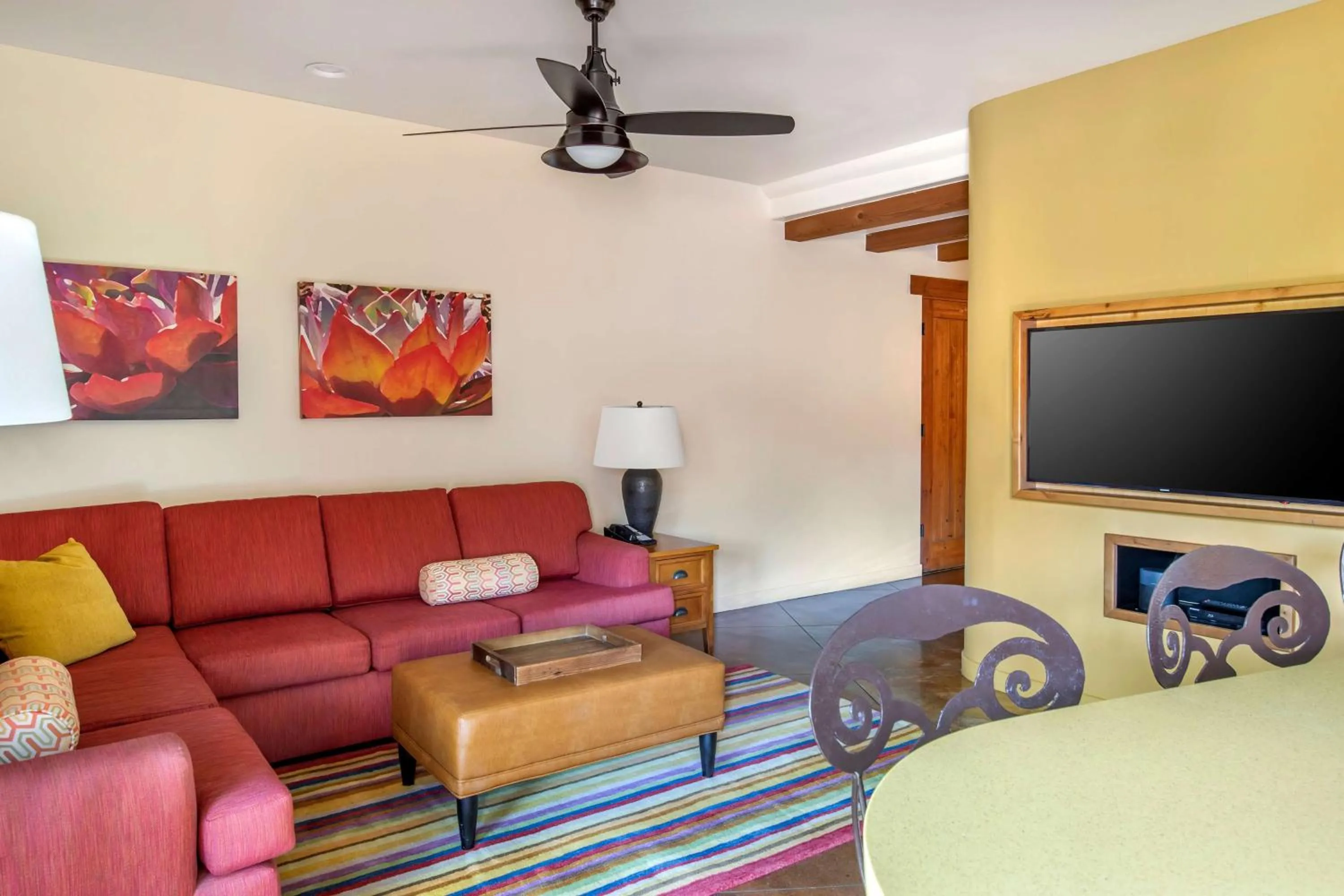 Living room in Hilton Grand Vacations Club Palm Desert