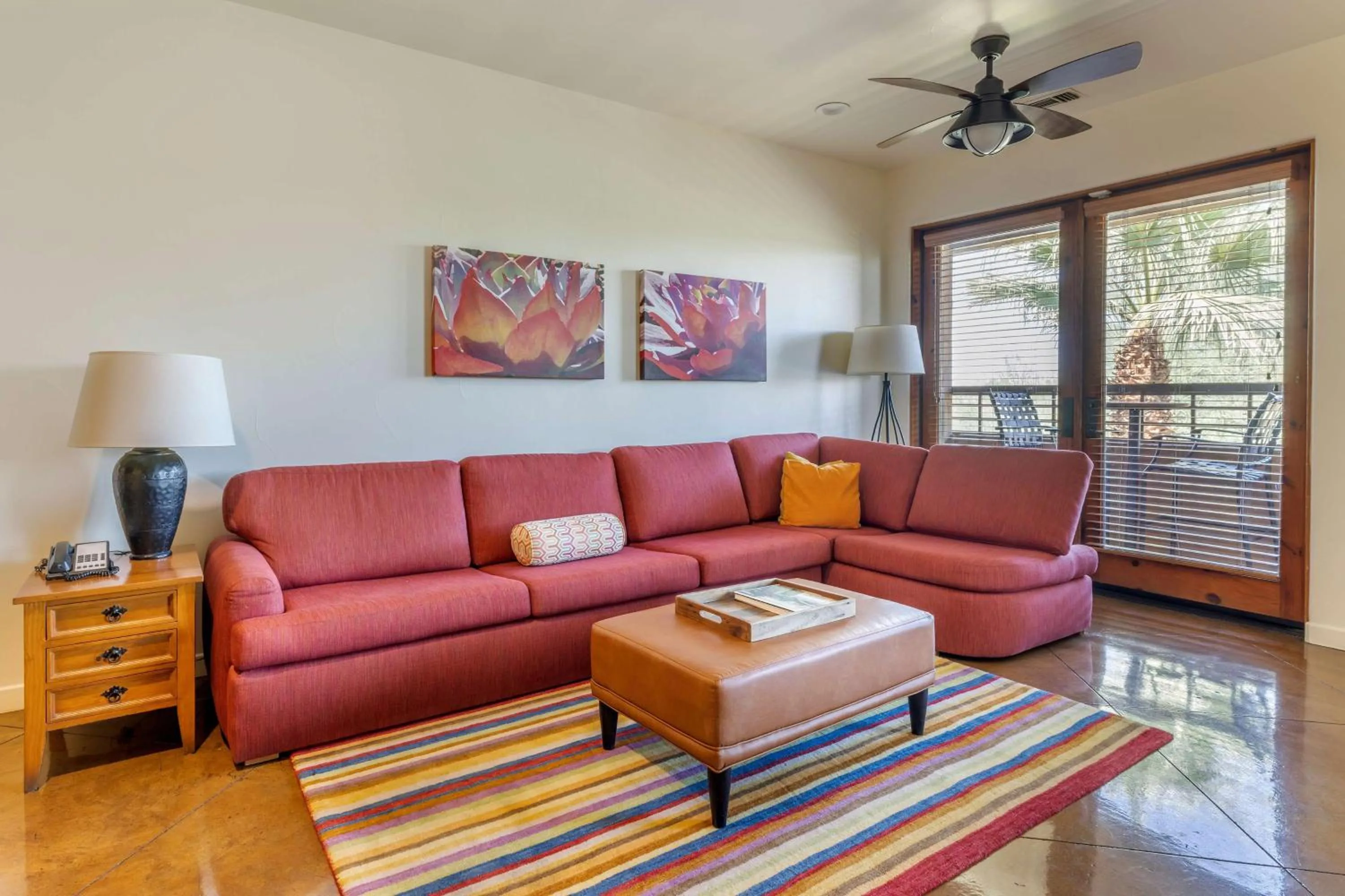 Living room in Hilton Grand Vacations Club Palm Desert
