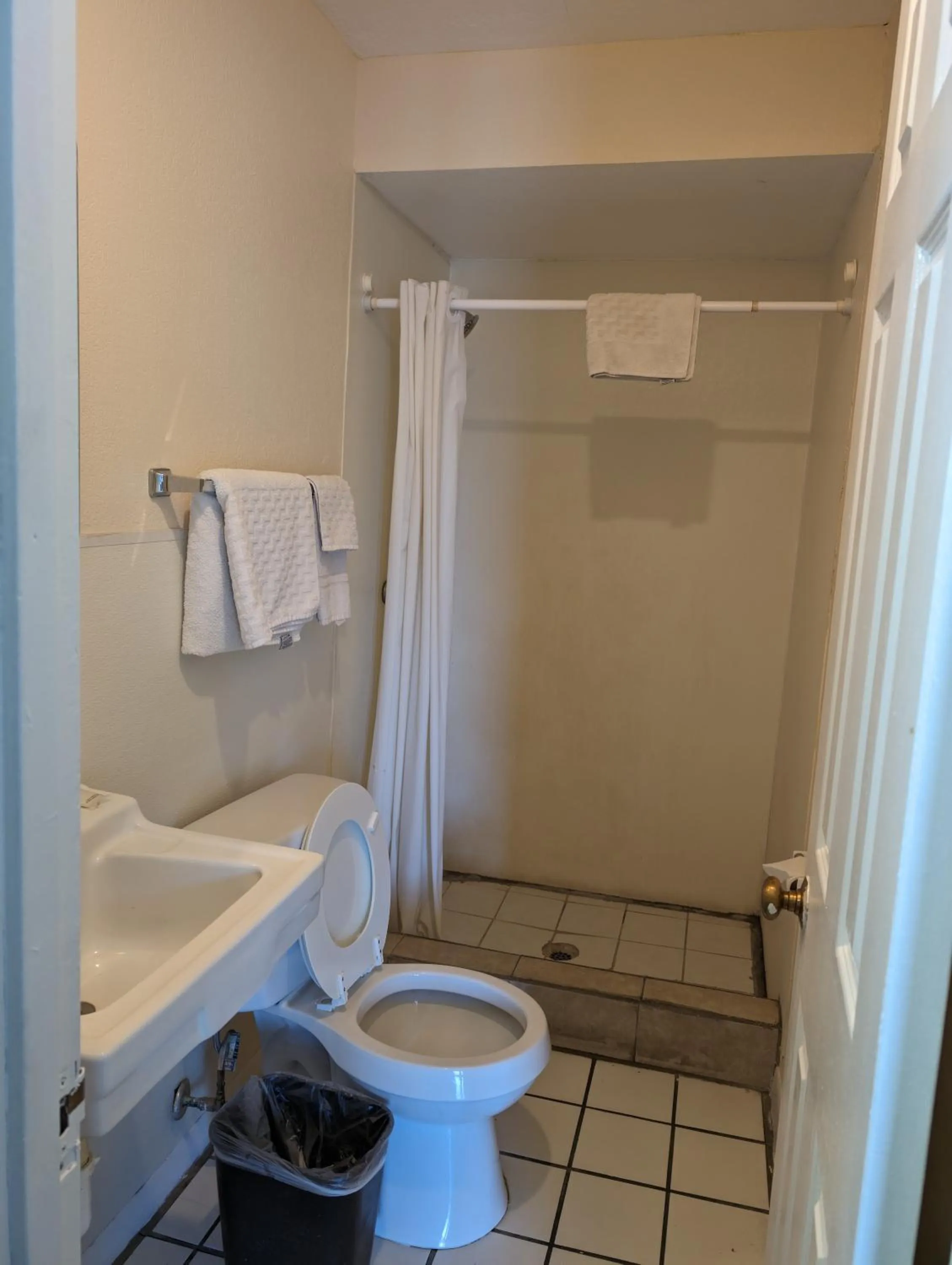 Shower in Economy Inn Kingsville