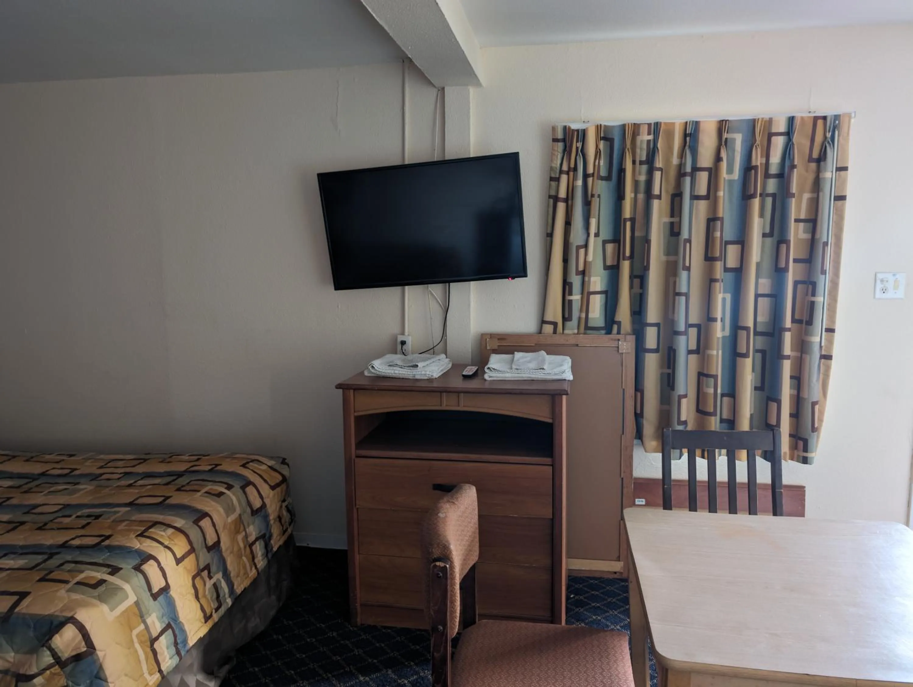 TV and multimedia, Bed in Economy Inn Kingsville