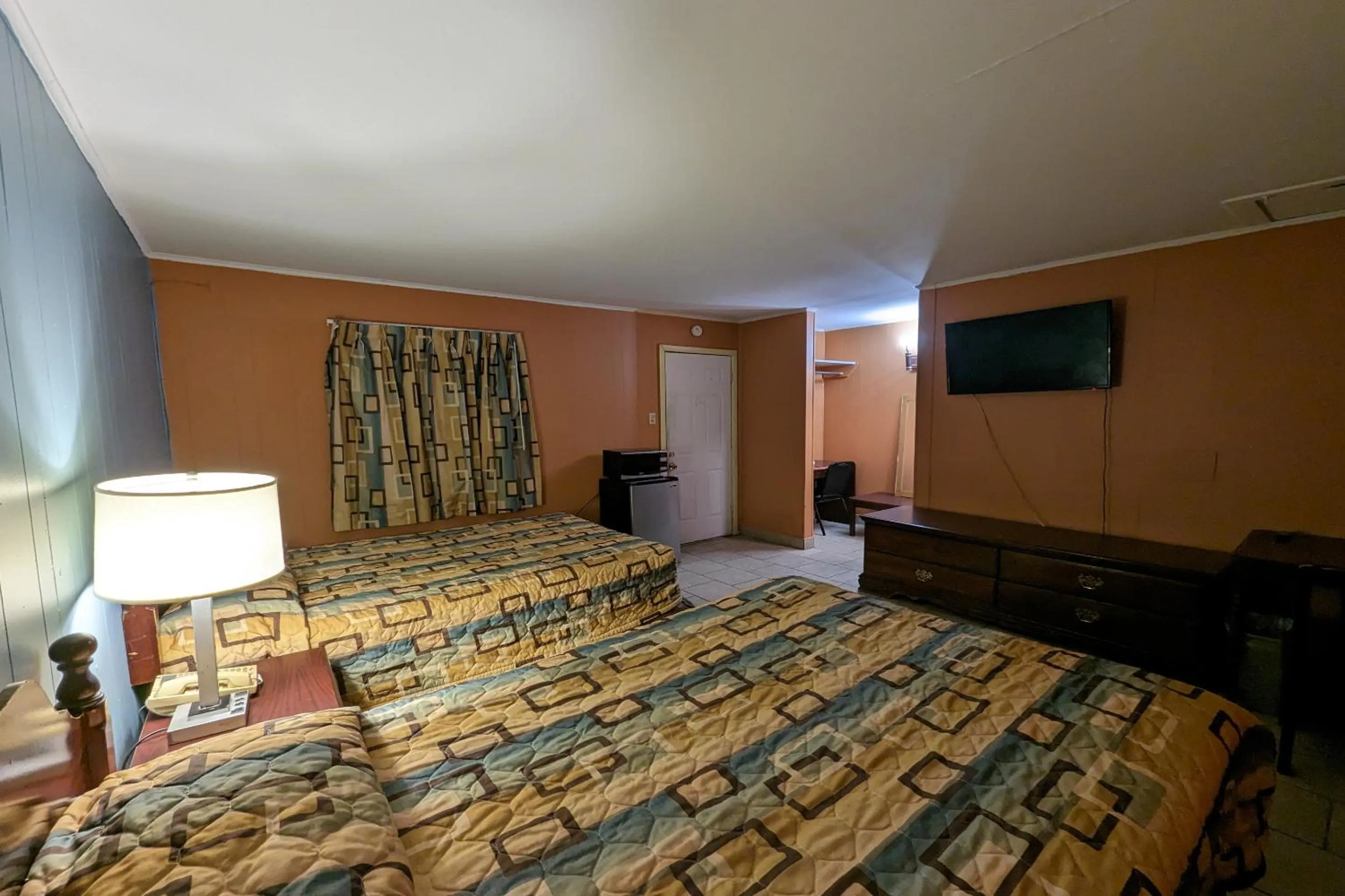 Bedroom, Bed in Economy Inn Kingsville