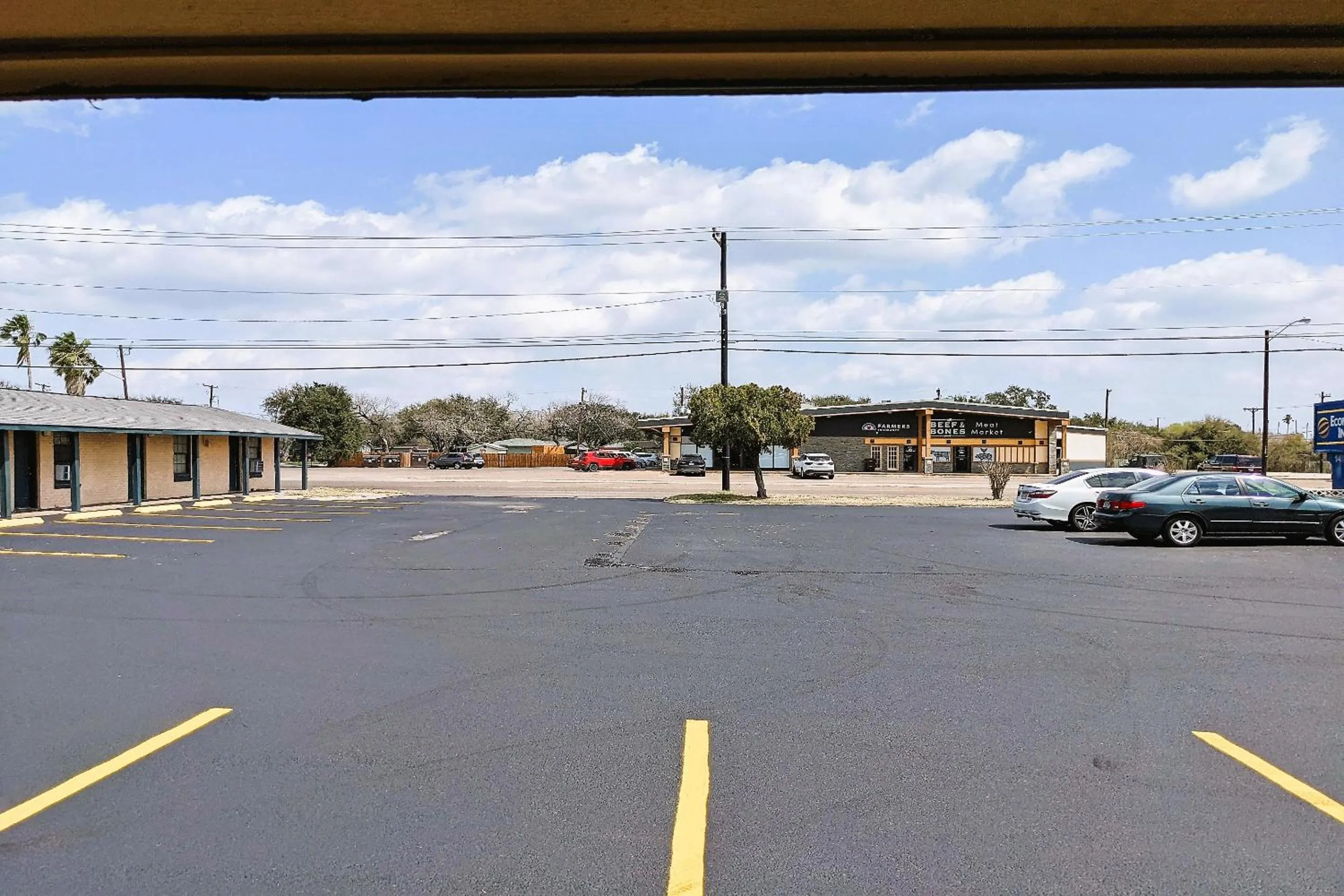 Parking in Economy Inn Kingsville