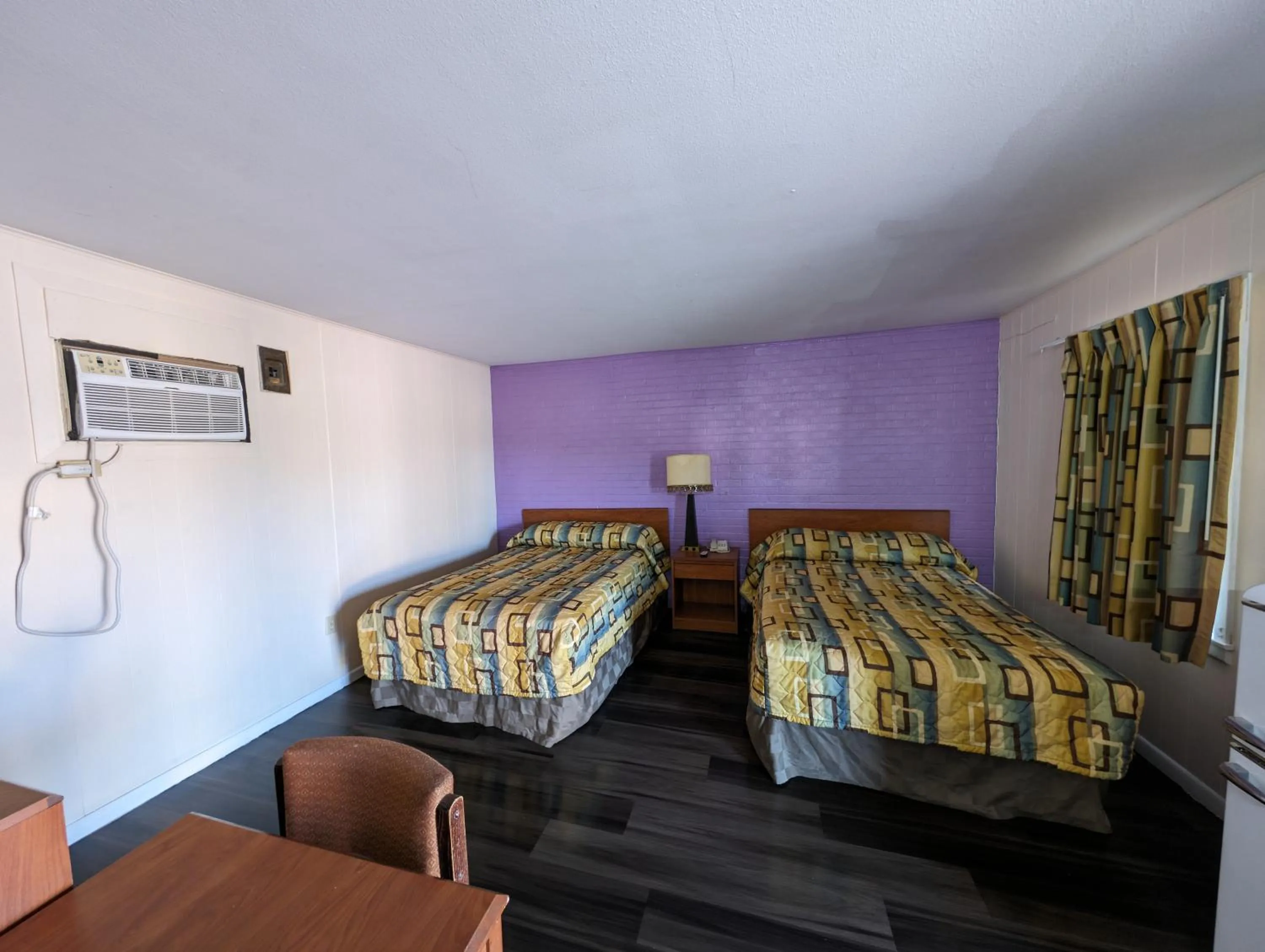 Bedroom, Bed in Economy Inn Kingsville