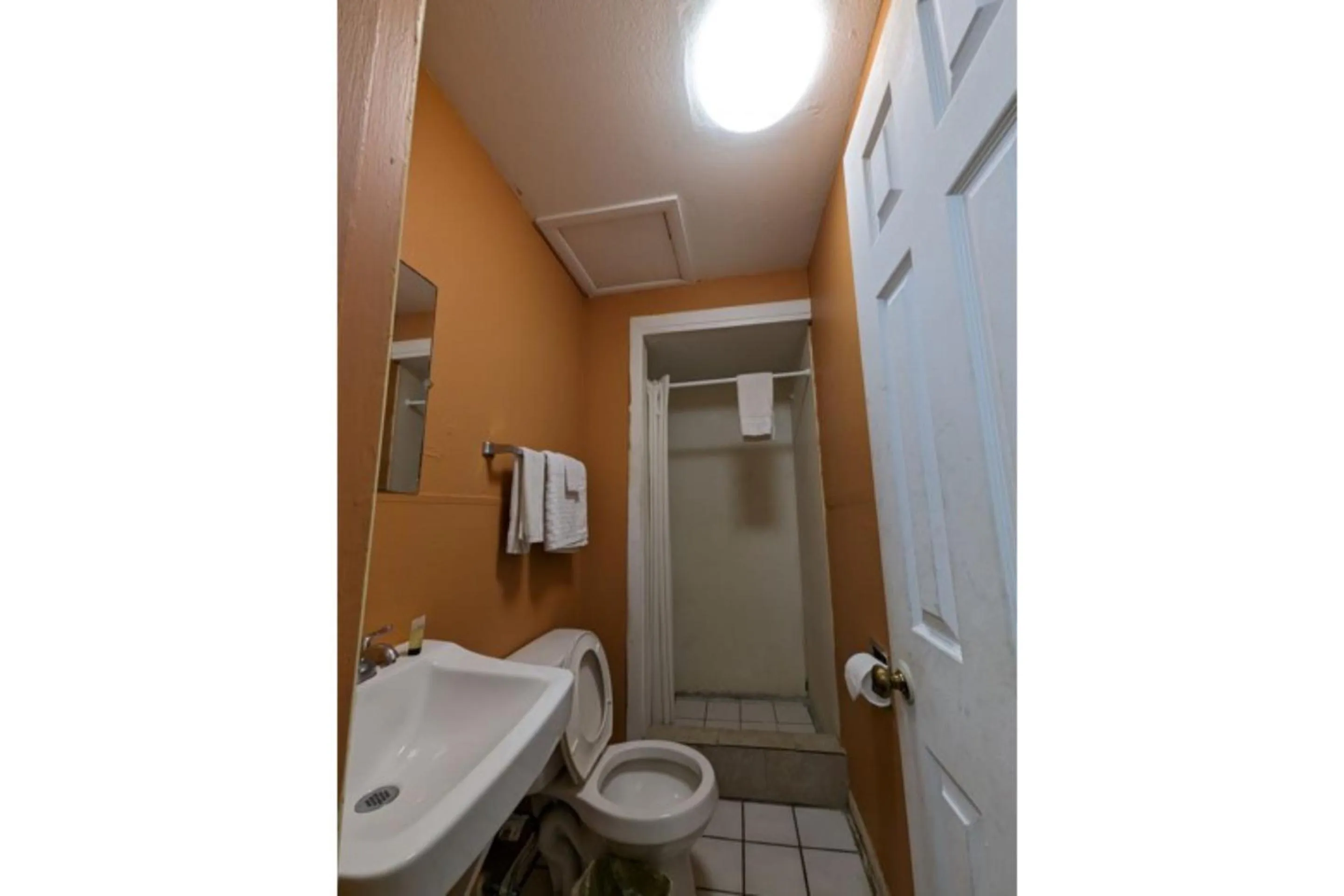 Bathroom in Economy Inn Kingsville