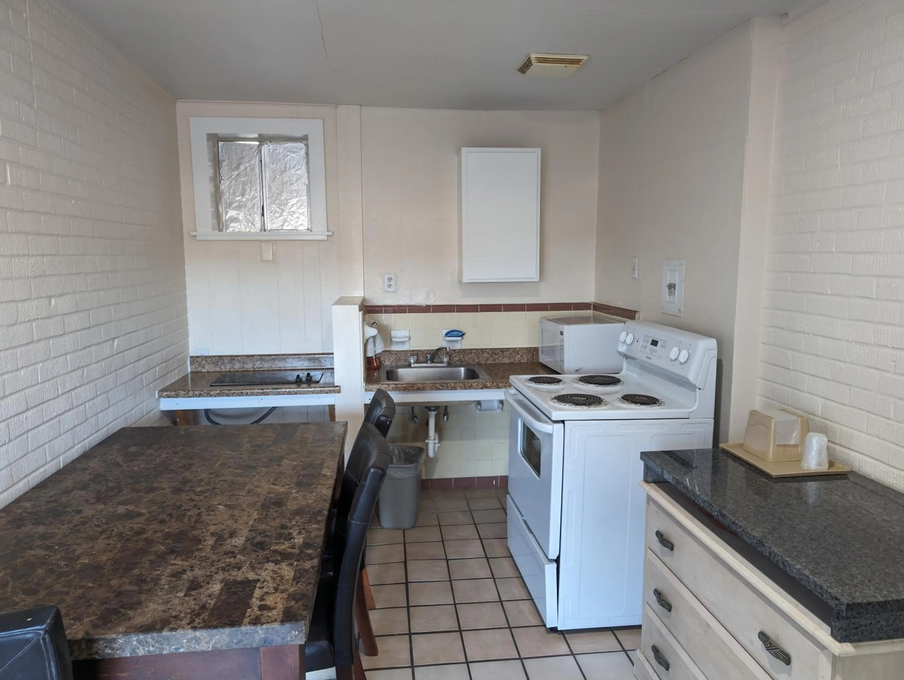 kitchen in Economy Inn Kingsville