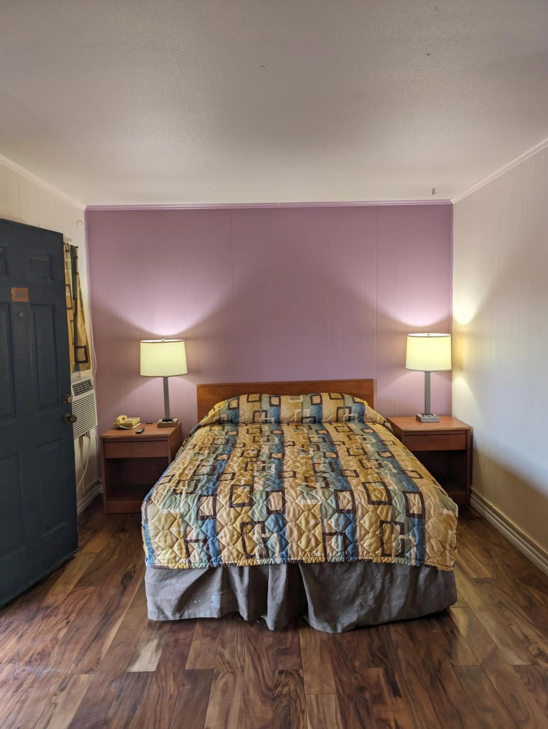 Bed in Economy Inn Kingsville