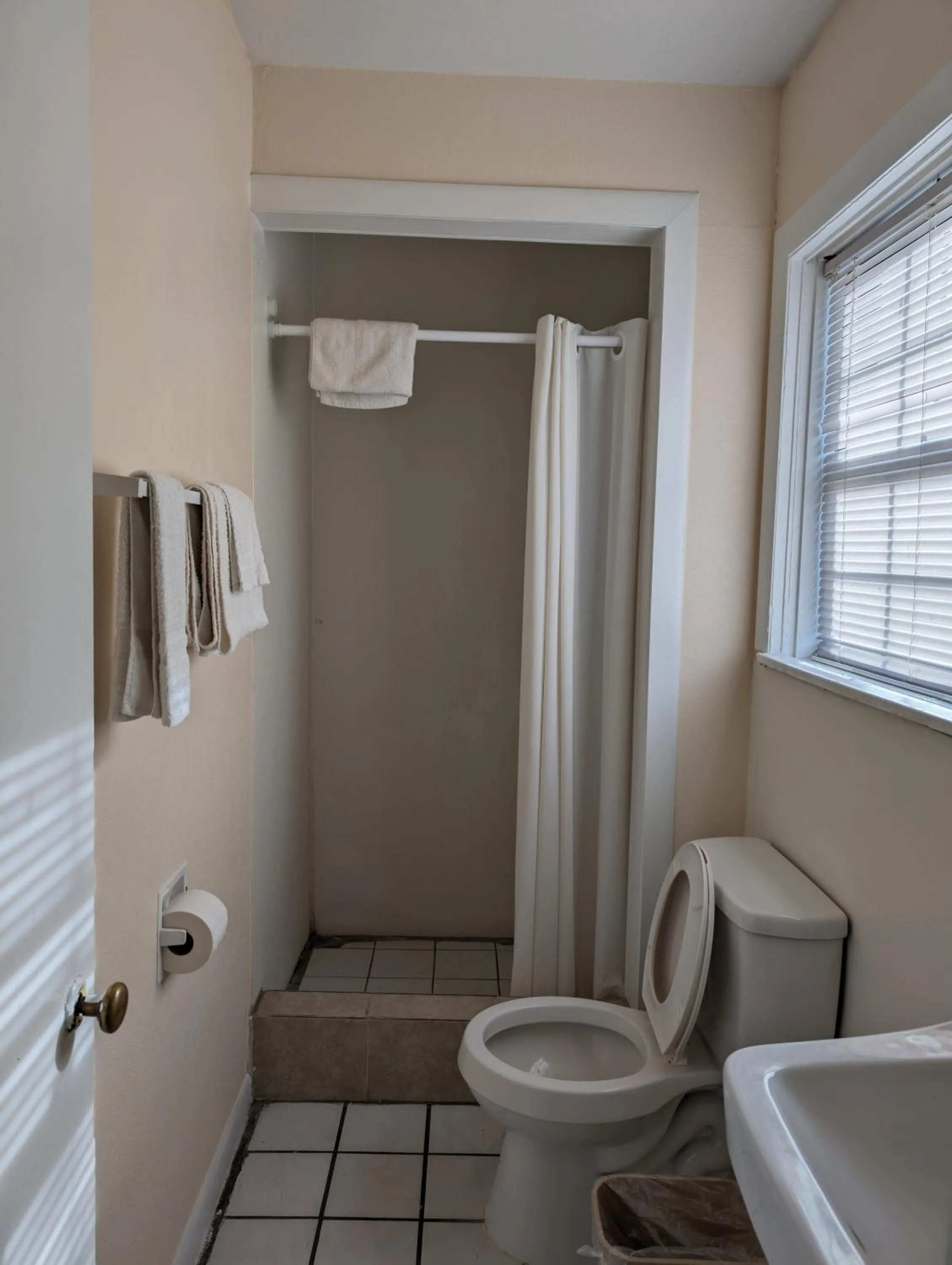 Bathroom in Economy Inn Kingsville