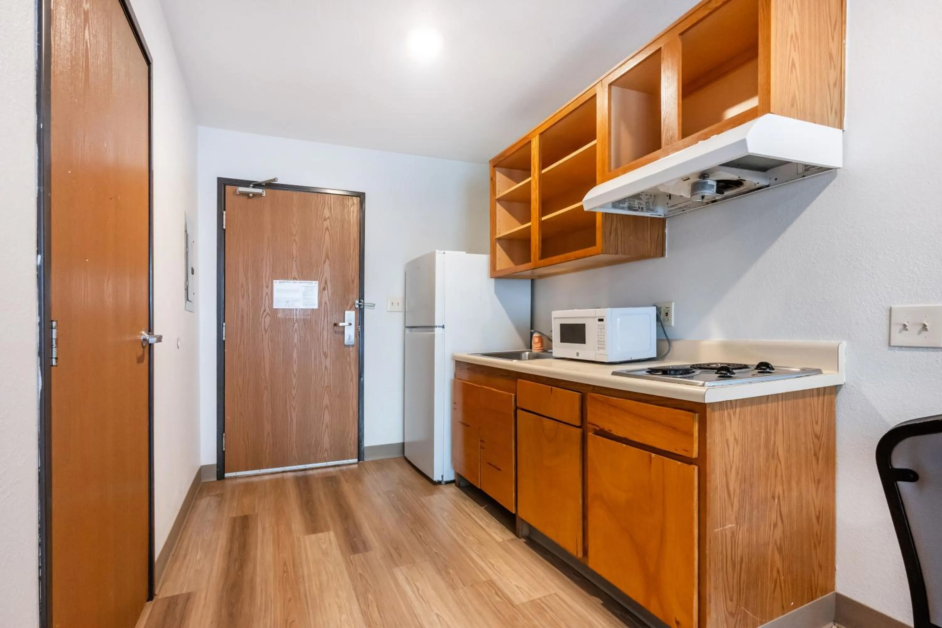 Kitchen or kitchenette in Suburban Studios Huntsville University Area