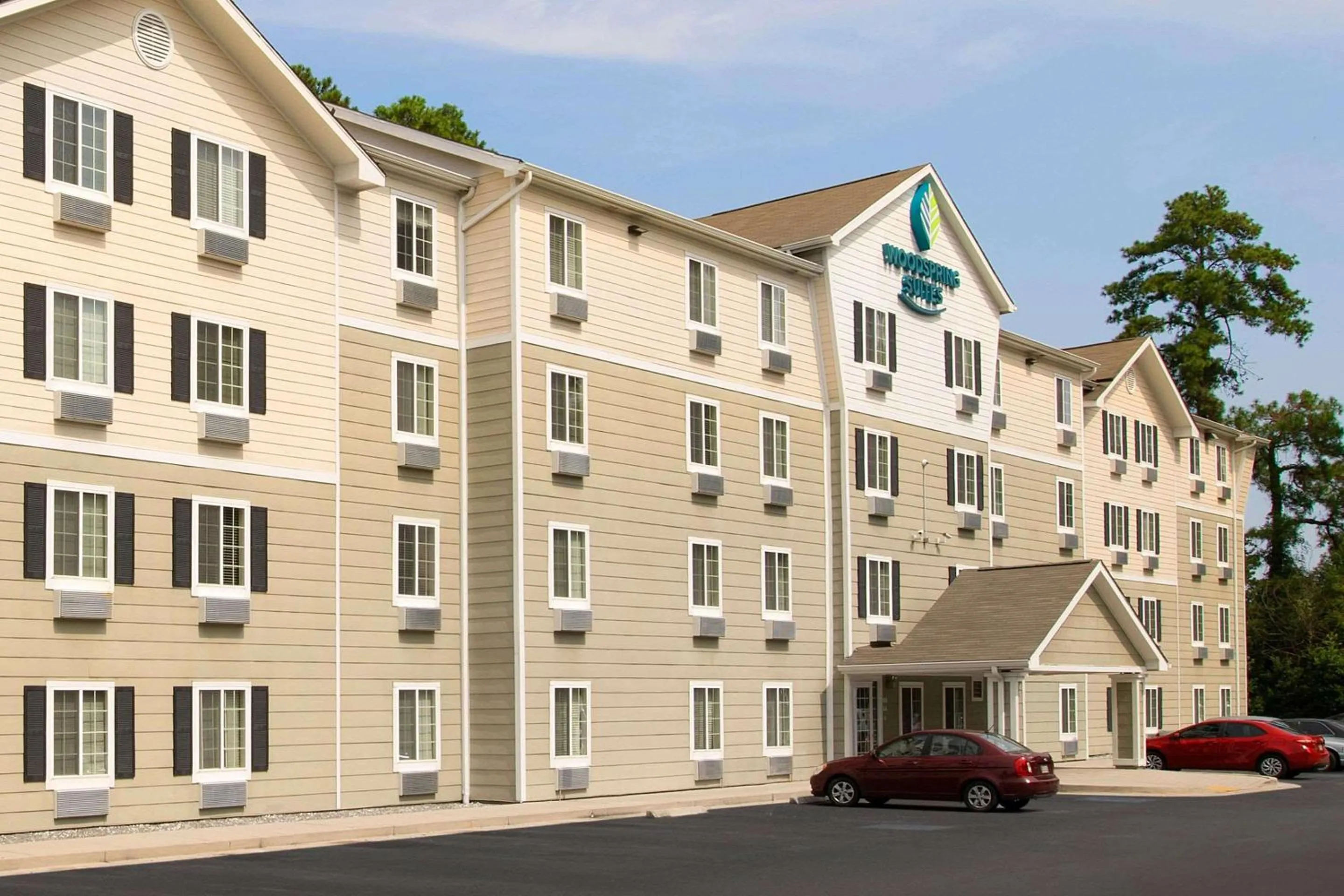 Property building in WoodSpring Suites Savannah Garden City