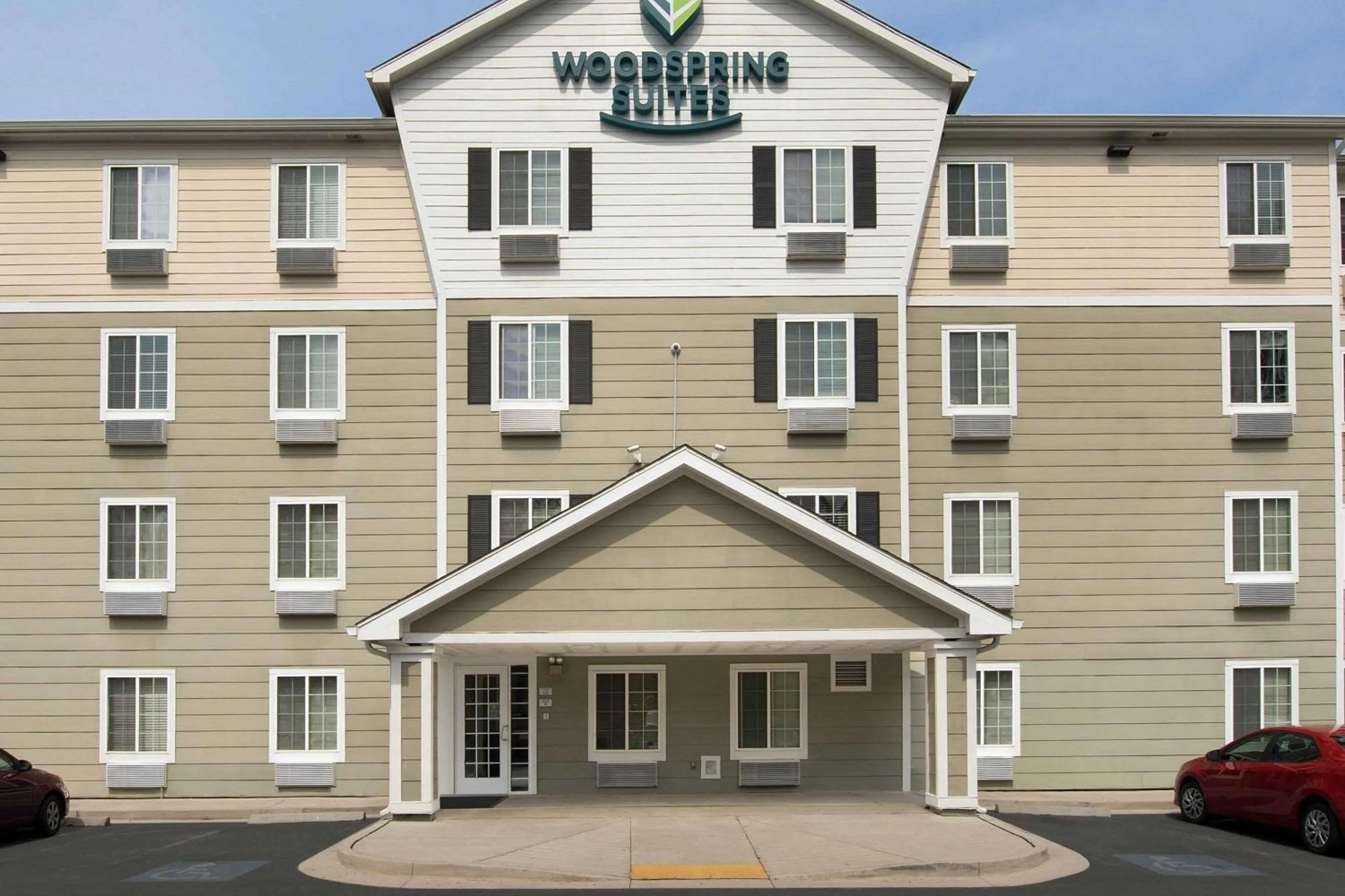 Property building in WoodSpring Suites Savannah Garden City
