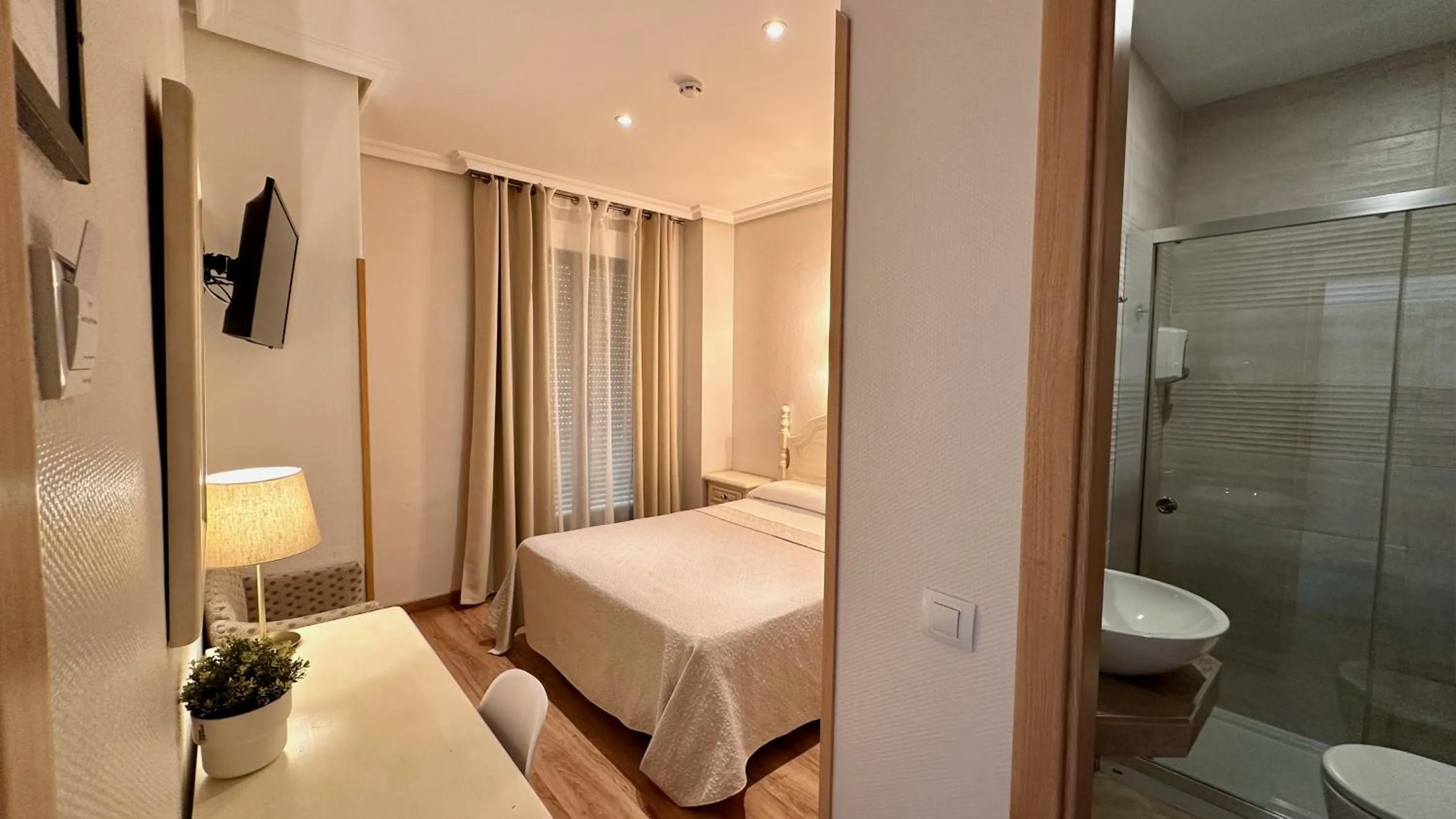 Shower, Bed in Hostal Toledo