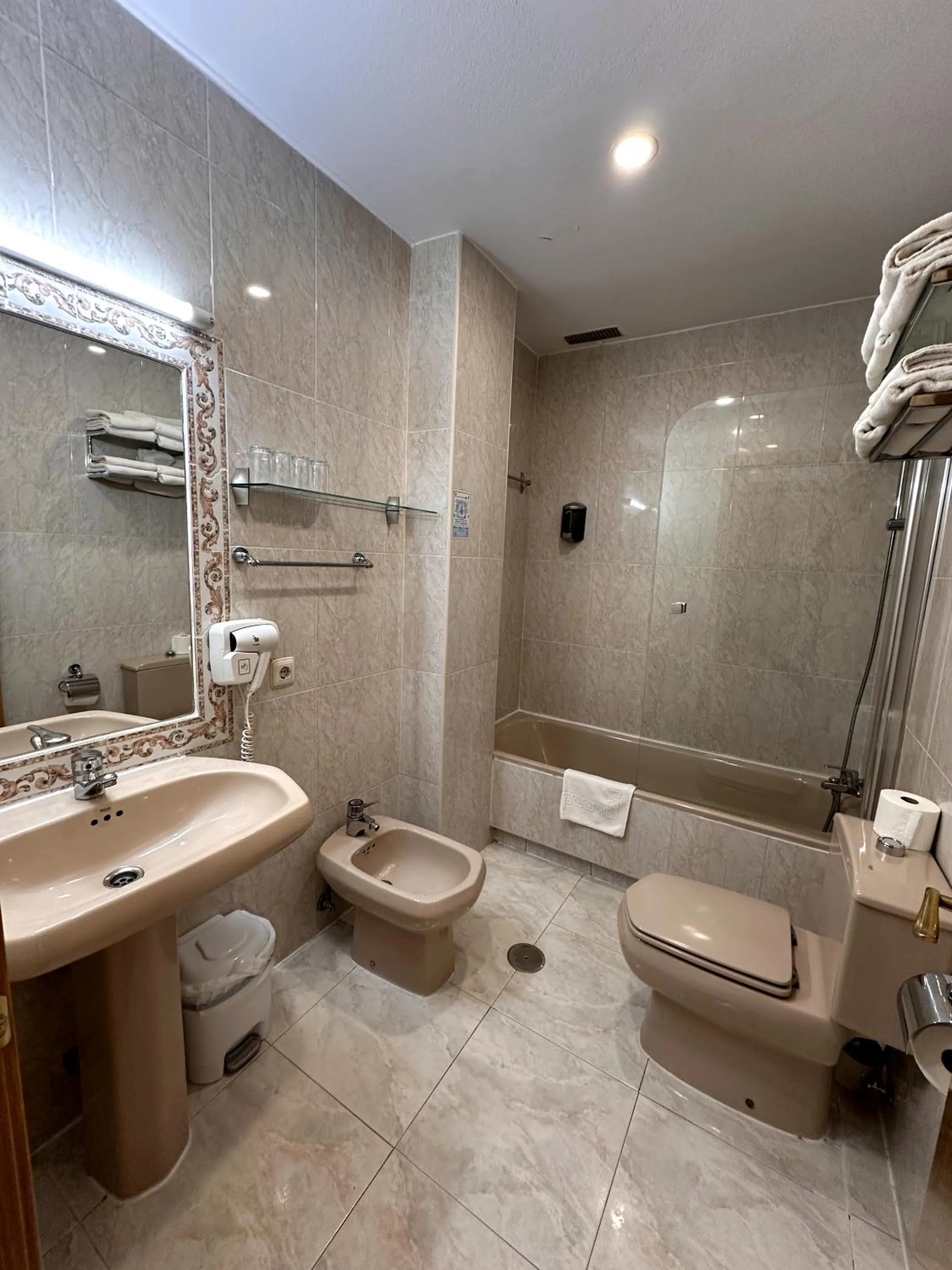 Bathroom in Hostal Toledo