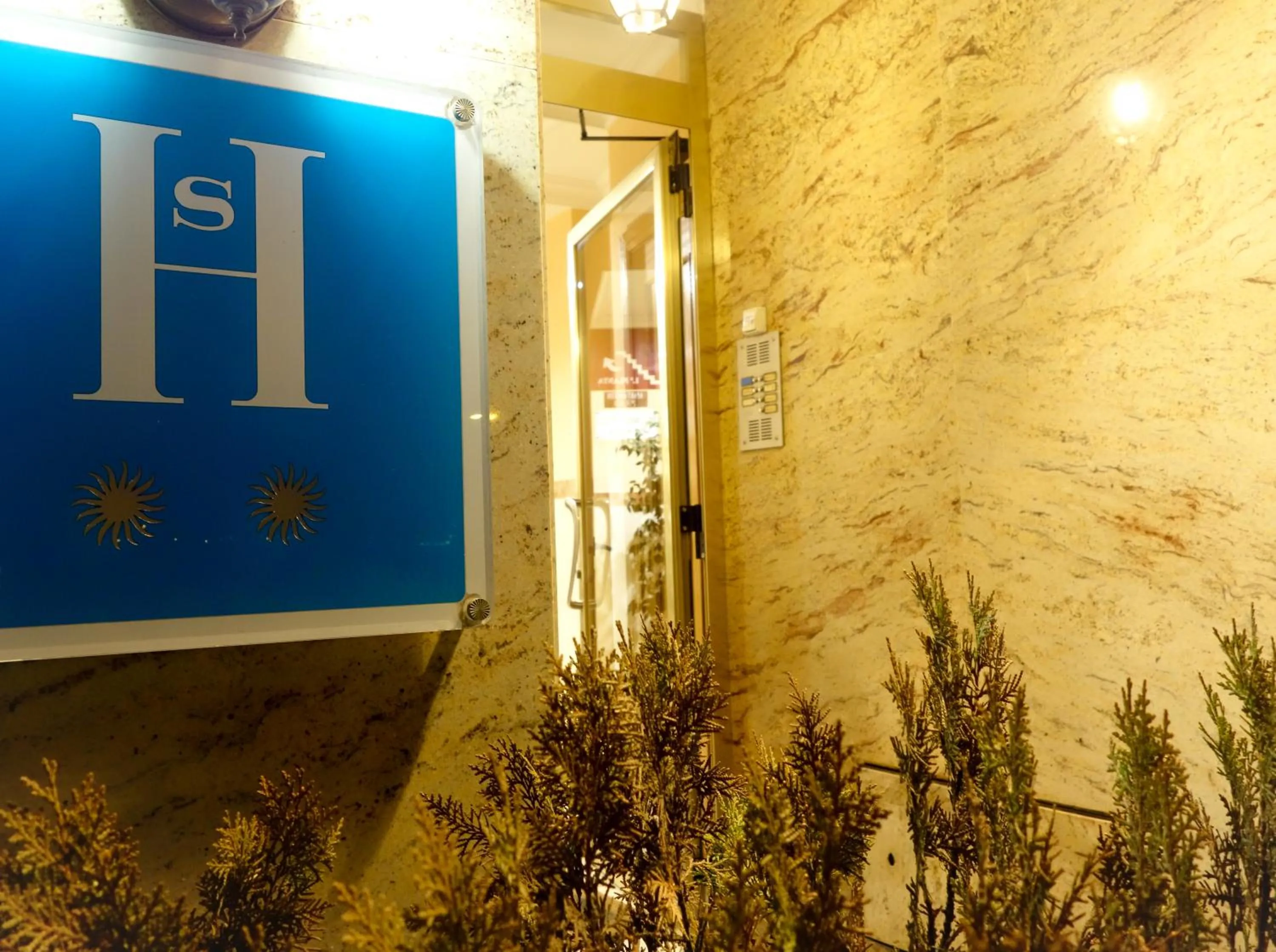 Facade/entrance in Hostal Toledo