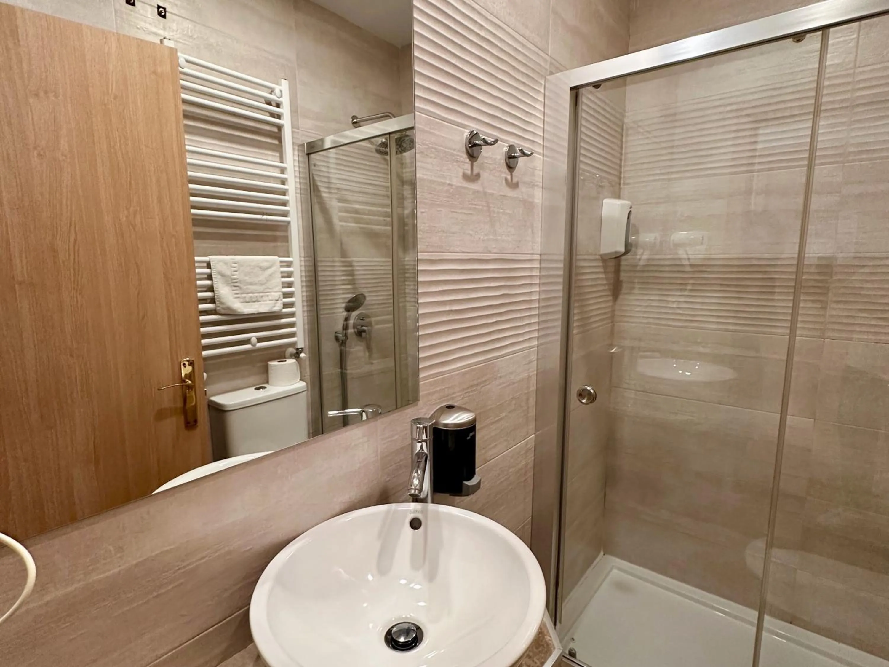 Shower in Hostal Toledo