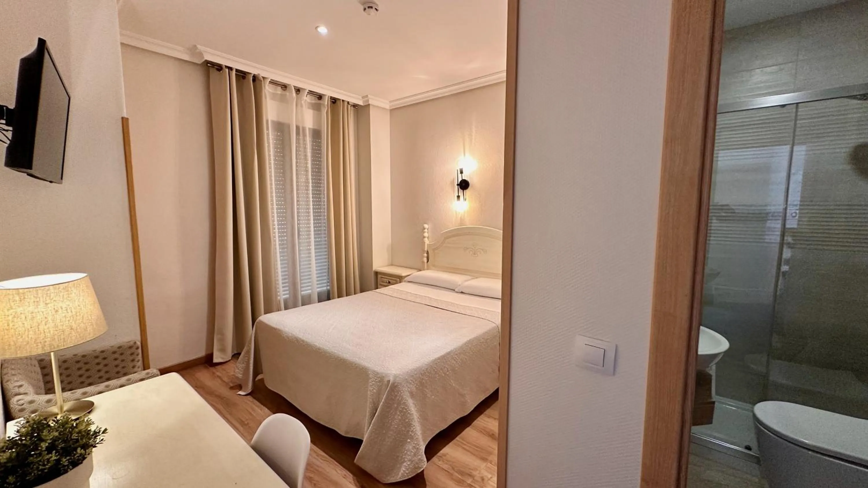 Shower, Bed in Hostal Toledo