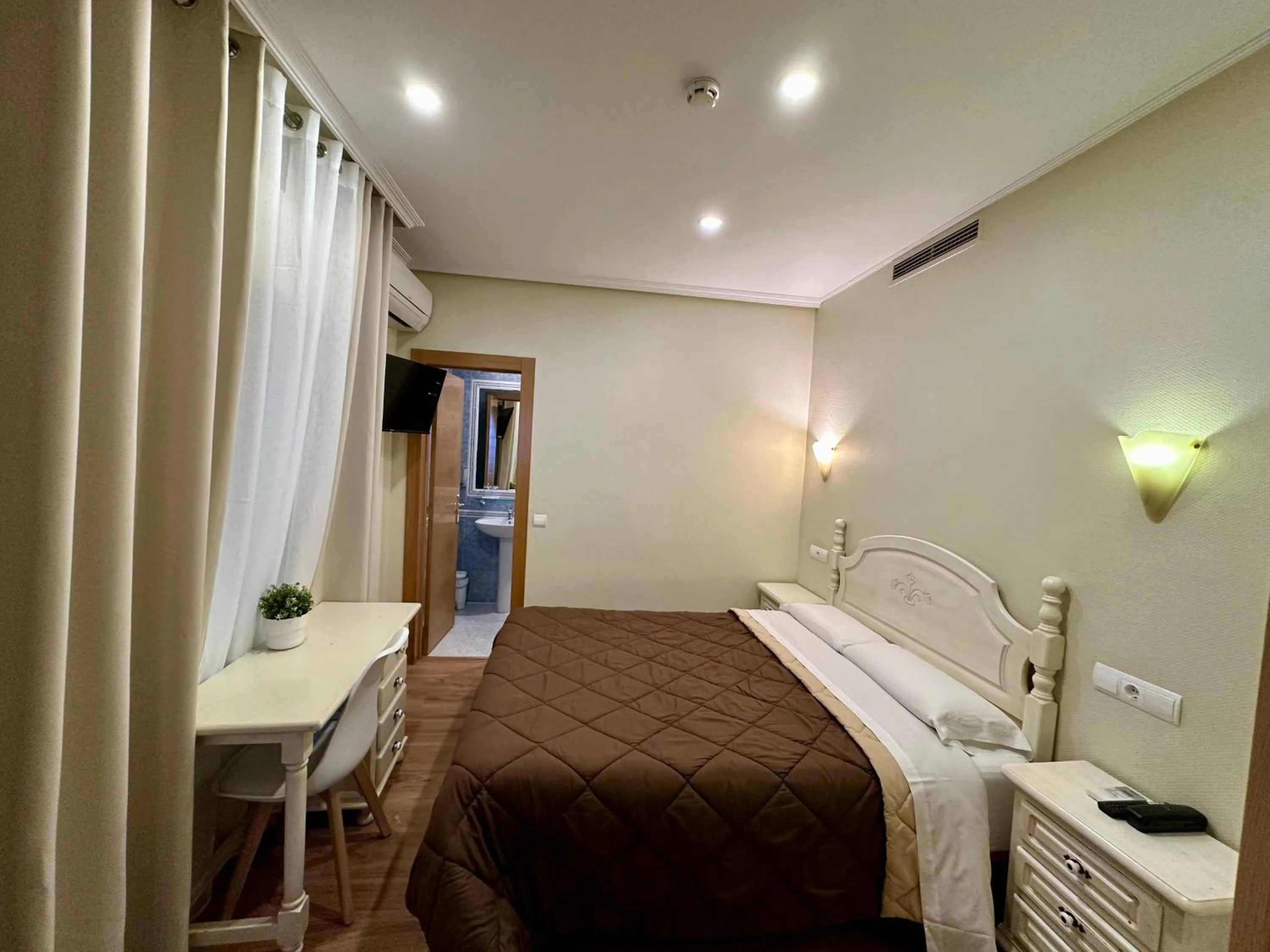 Bed in Hostal Toledo