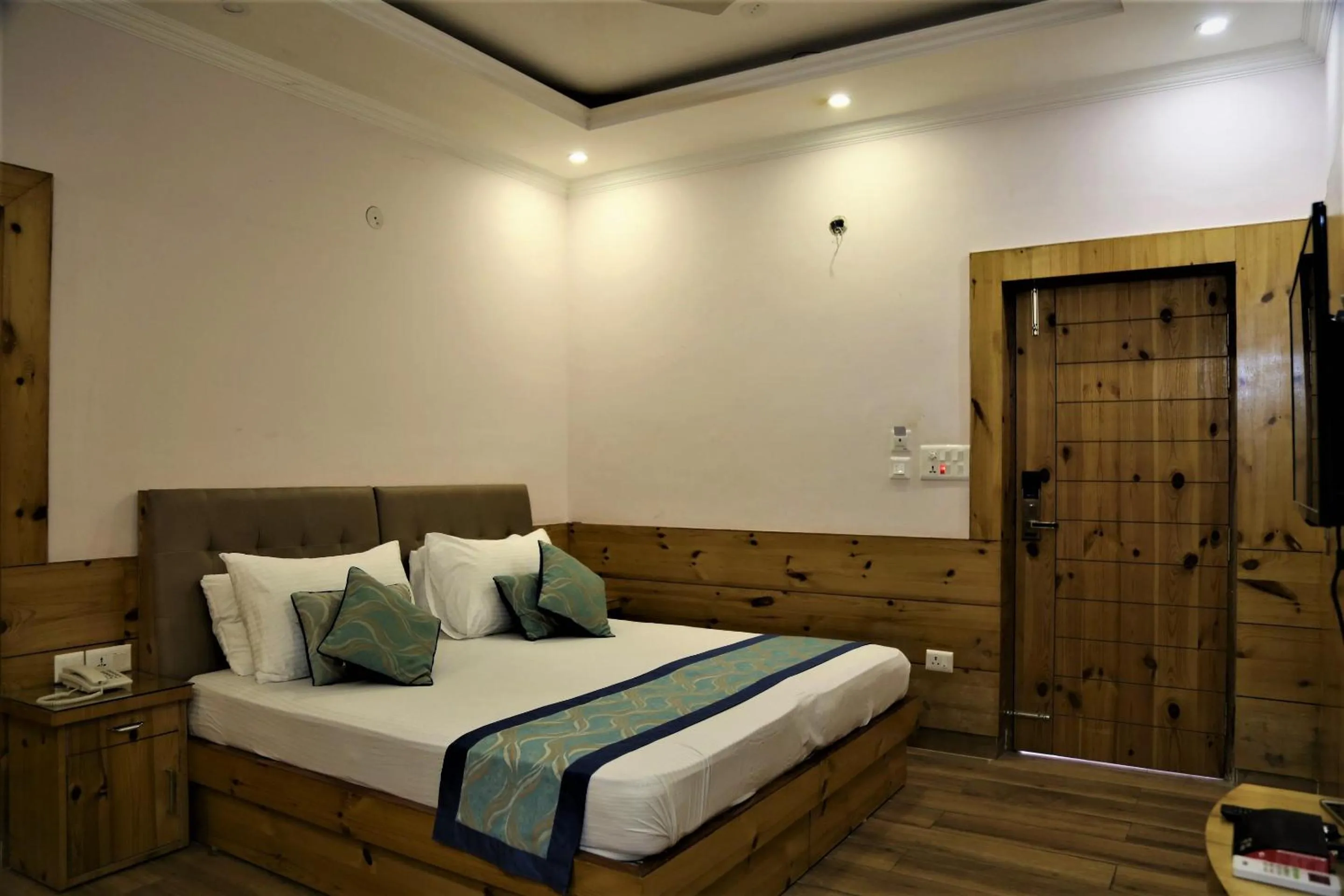 Photo of the whole room, Bed in Quartz Himalayan Brothers