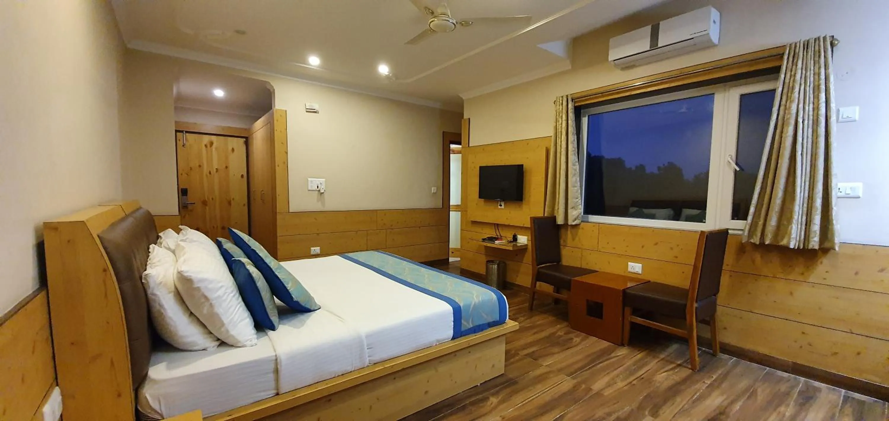 Photo of the whole room, Bed in Quartz Himalayan Brothers