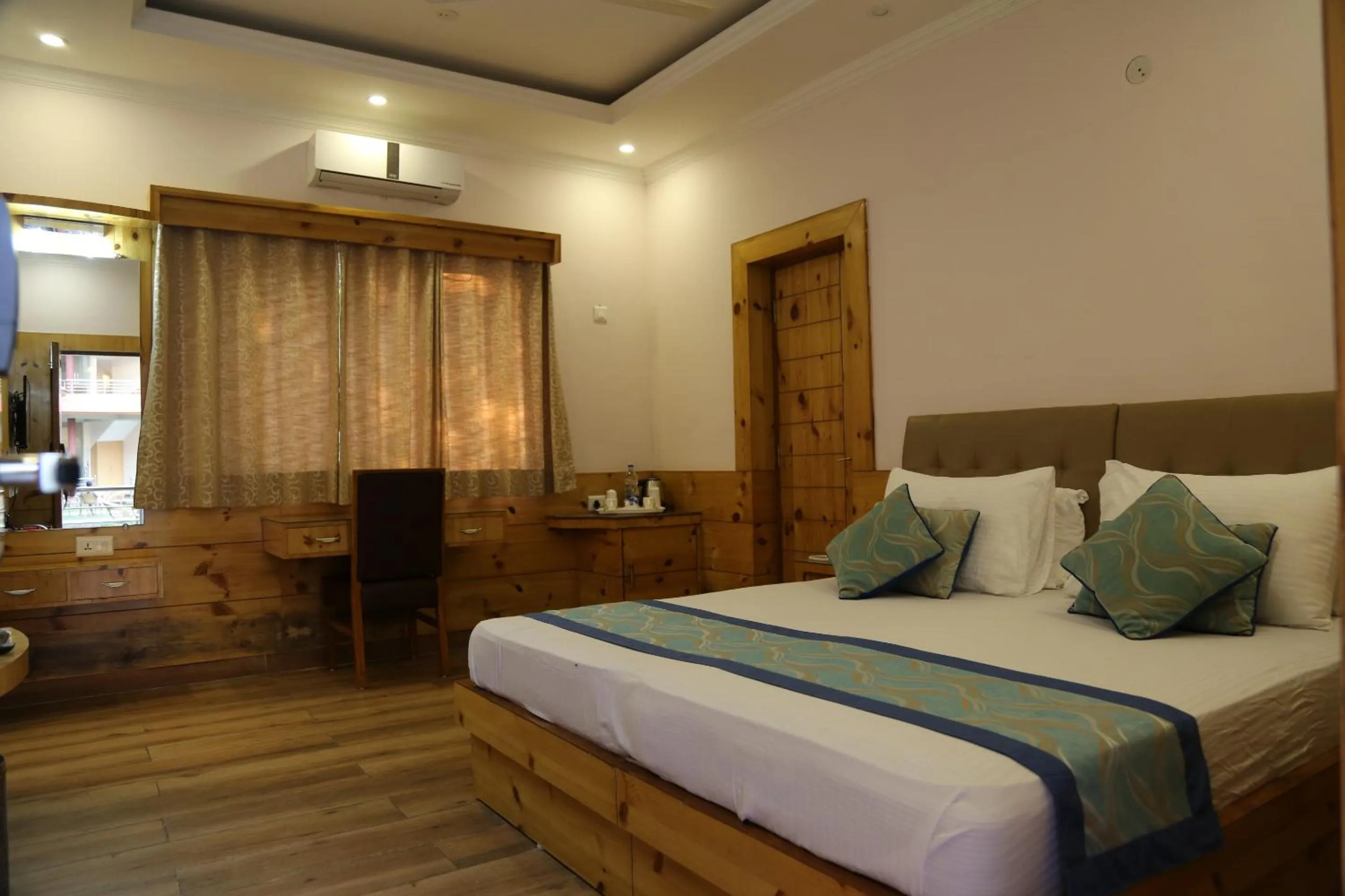 Photo of the whole room, Bed in Quartz Himalayan Brothers