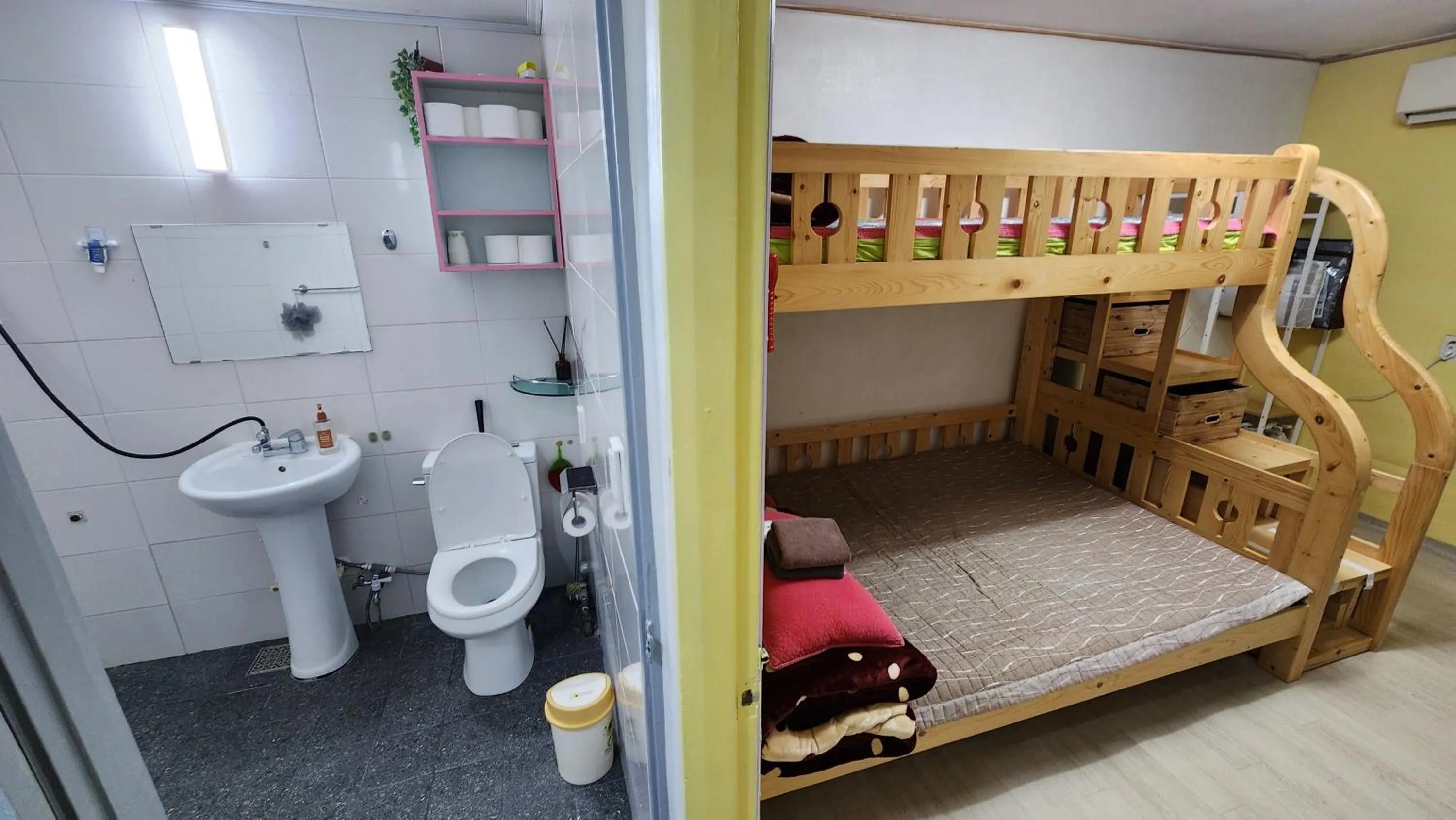 Toilet, Bed in Daejeon Guesthouse Sky Garden