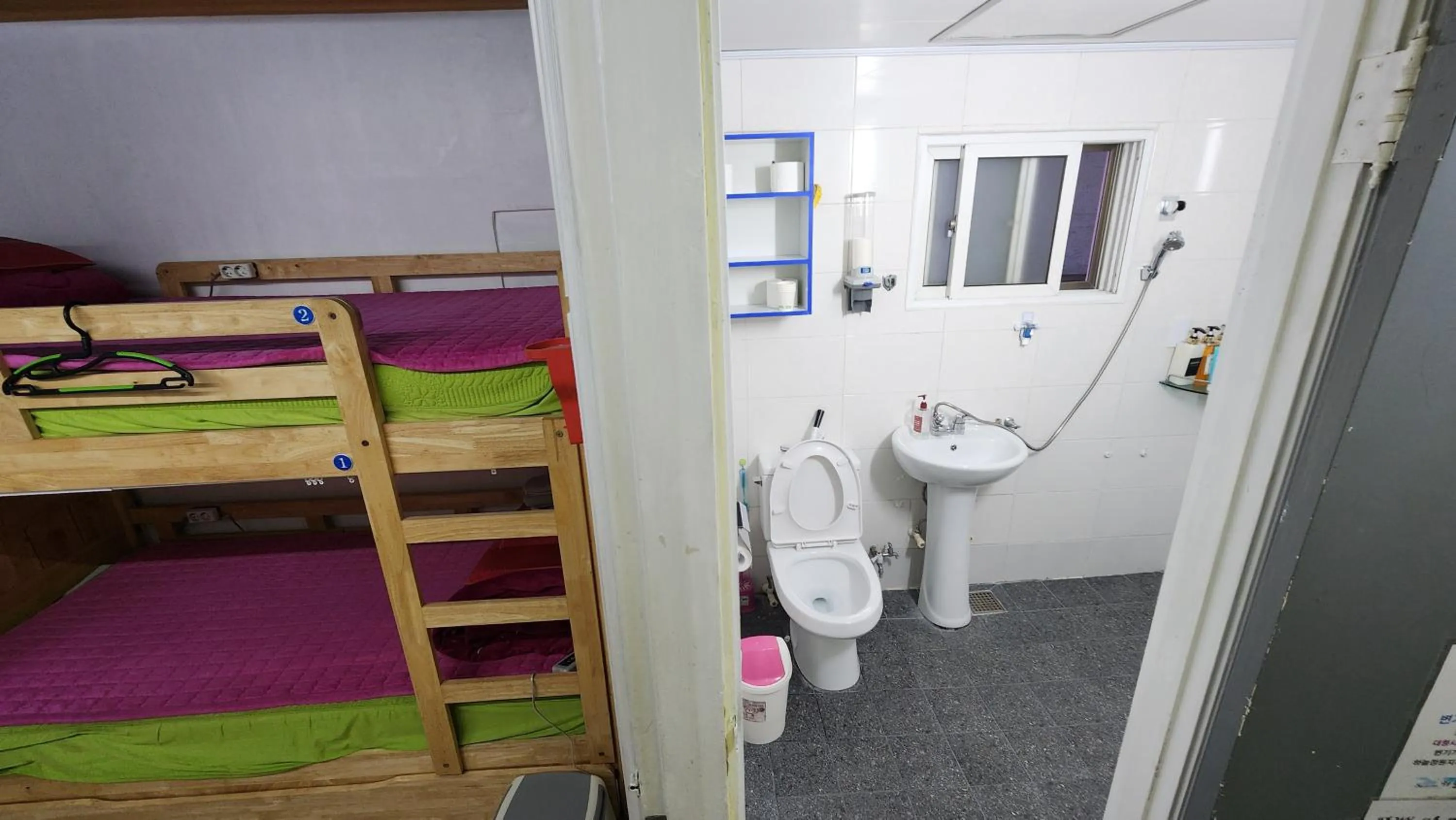 Toilet, Bed in Daejeon Guesthouse Sky Garden