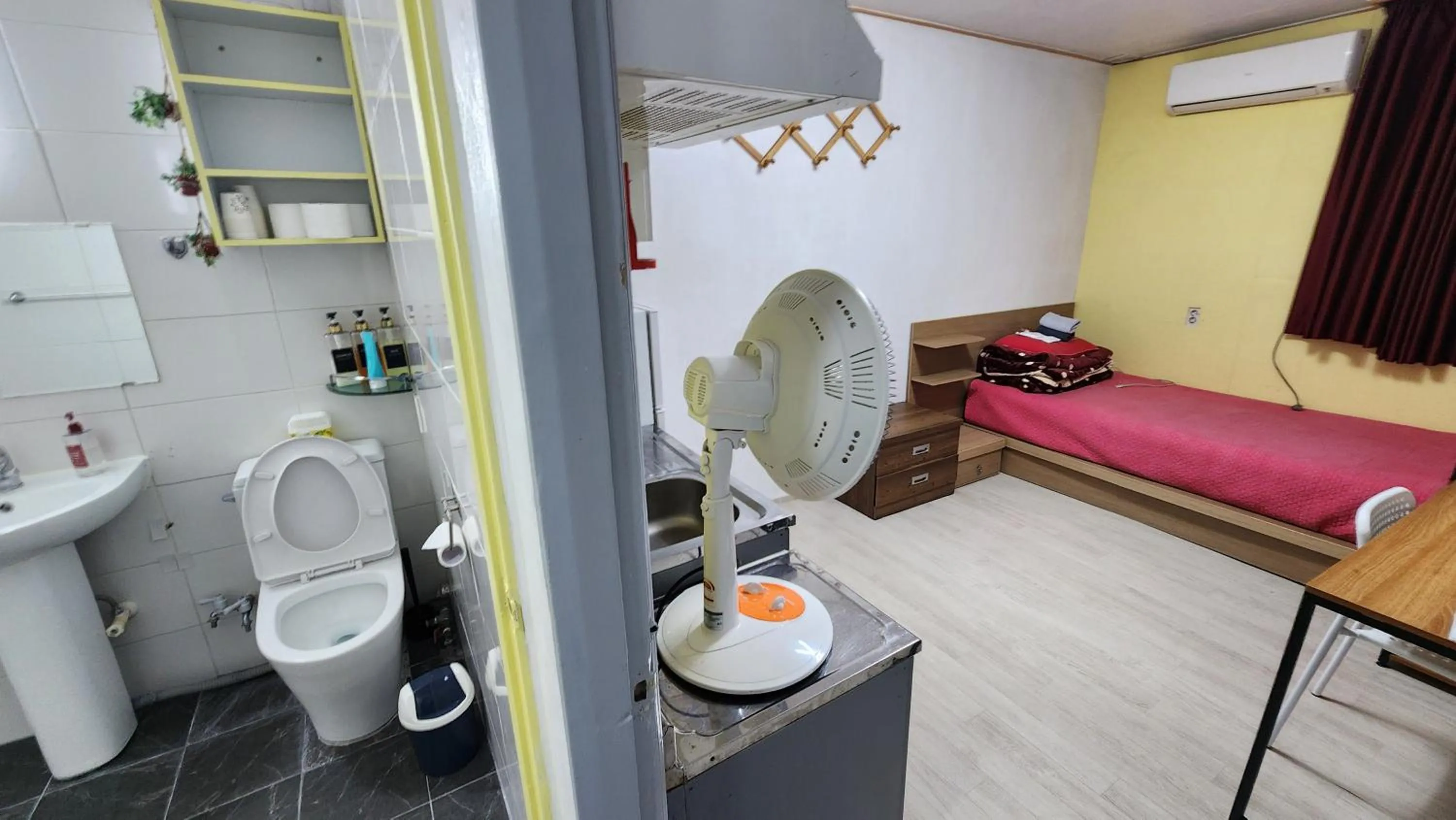 Photo of the whole room, Bed in Daejeon Guesthouse Sky Garden