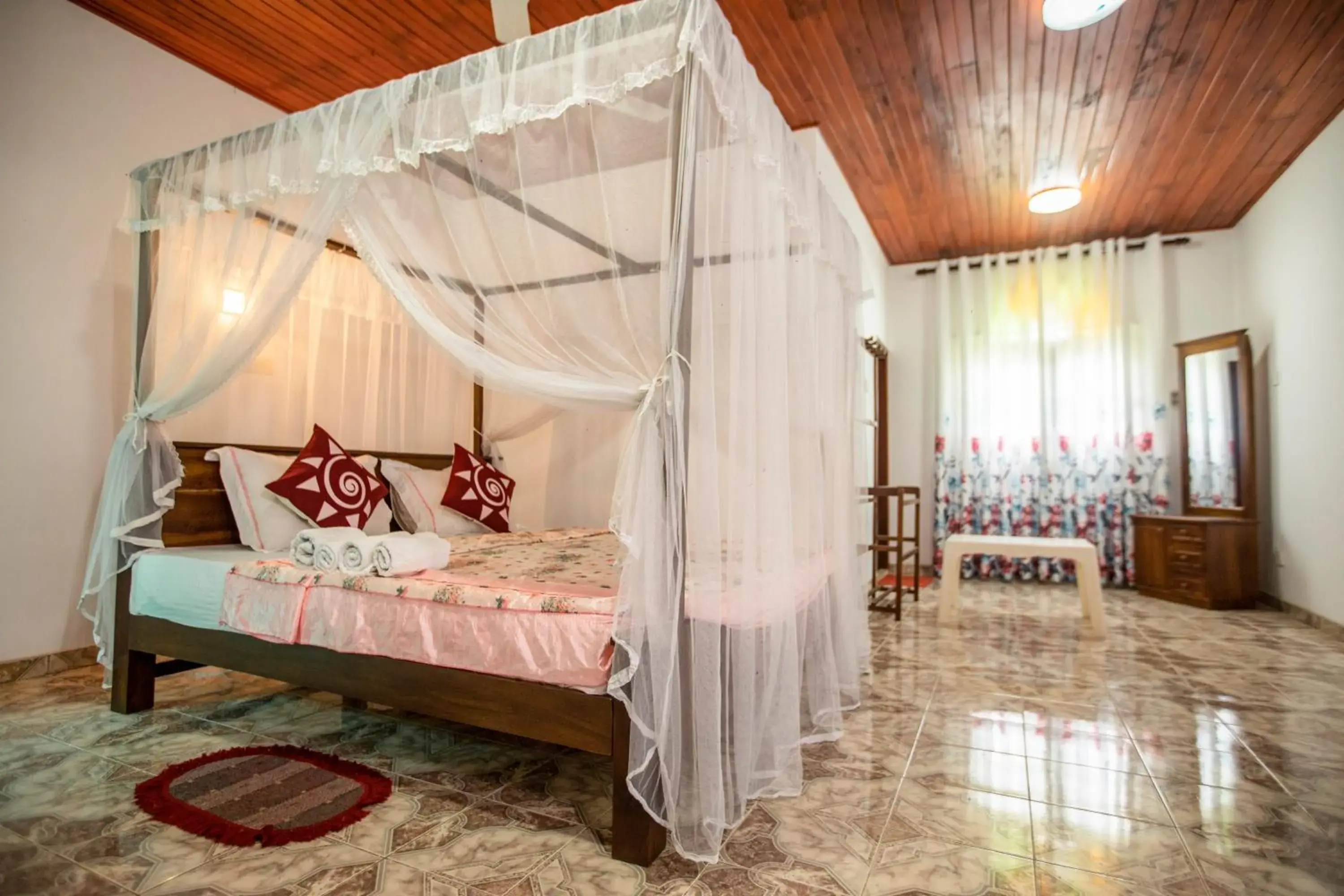 Deluxe Double Room with Bath in Three Shades Deluxe Double Room with Bath in Three Shades