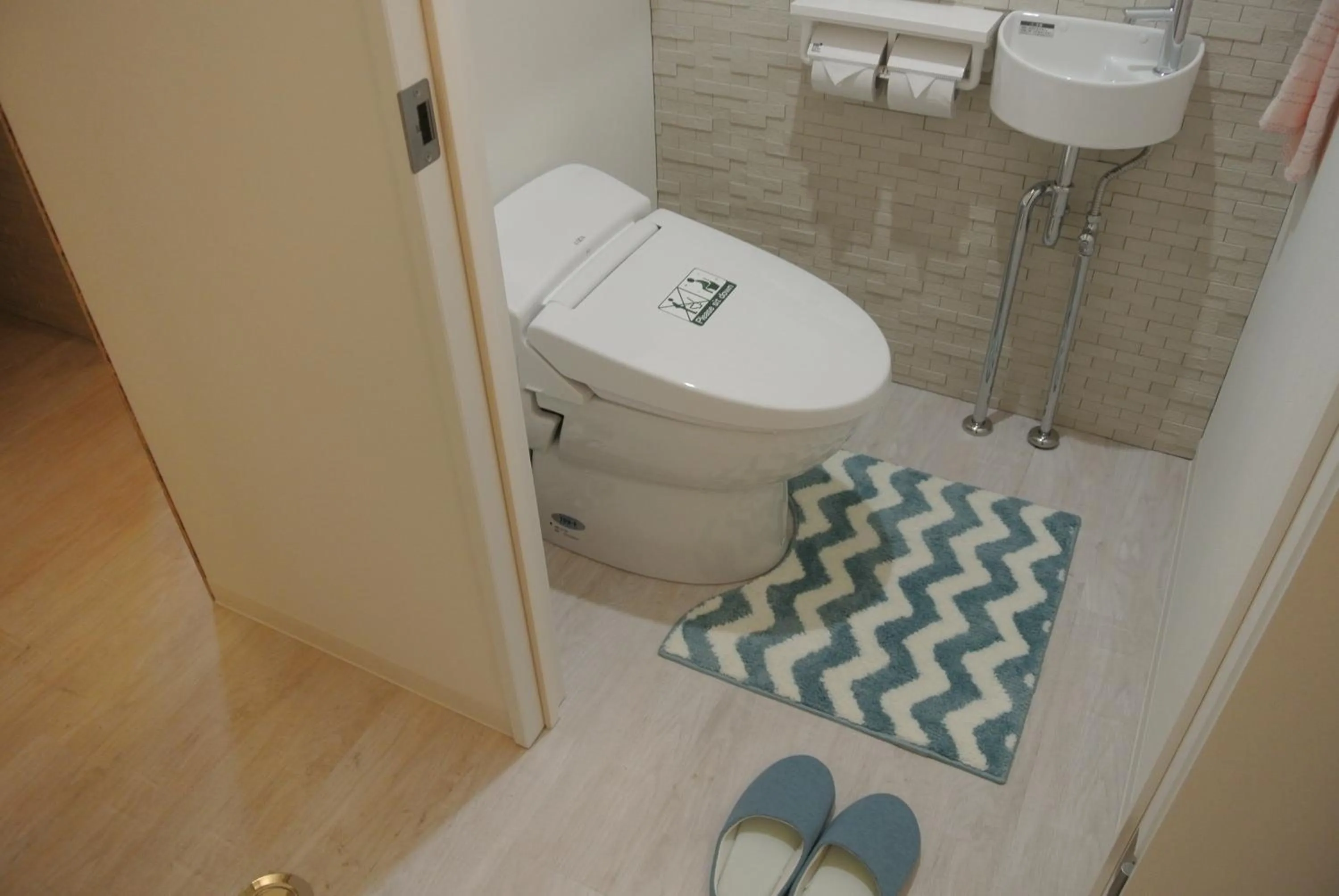 Toilet in Backpackers Hotel NOOSA JAPAN in Takatsuki Tonda