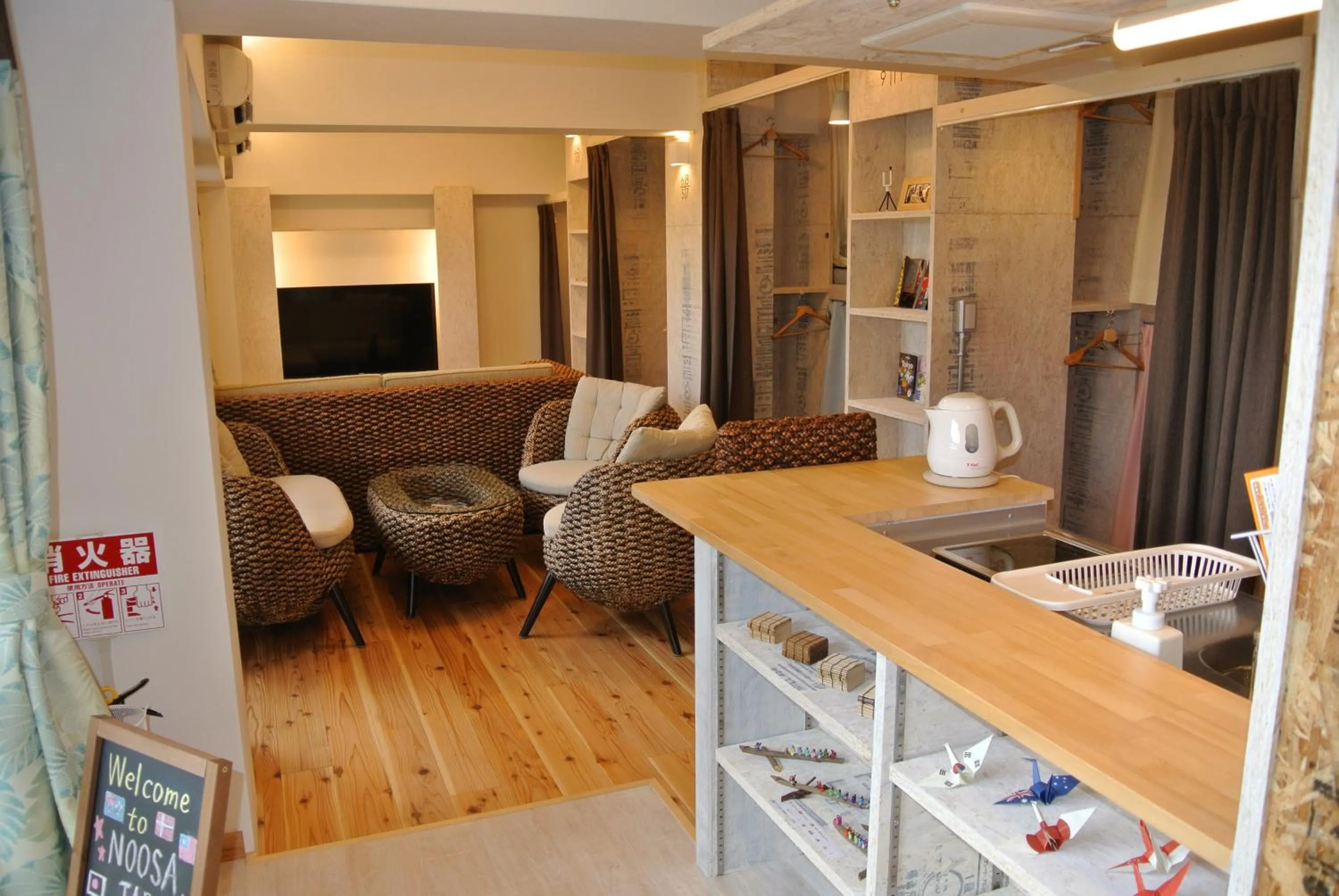 Communal lounge/ TV room in Backpackers Hotel NOOSA JAPAN in Takatsuki Tonda