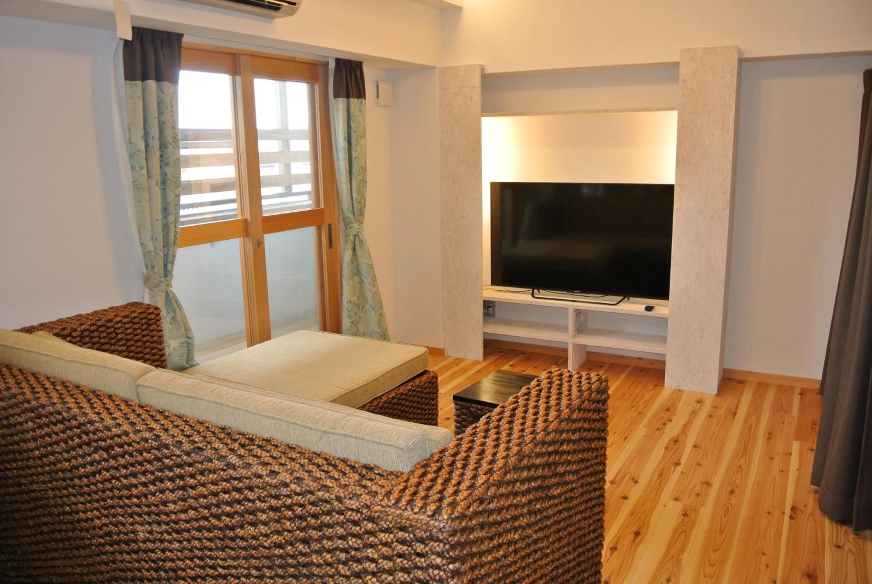 Communal lounge/ TV room in Backpackers Hotel NOOSA JAPAN in Takatsuki Tonda