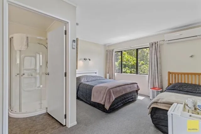 Bed in Waitomo Caves Guest Lodge