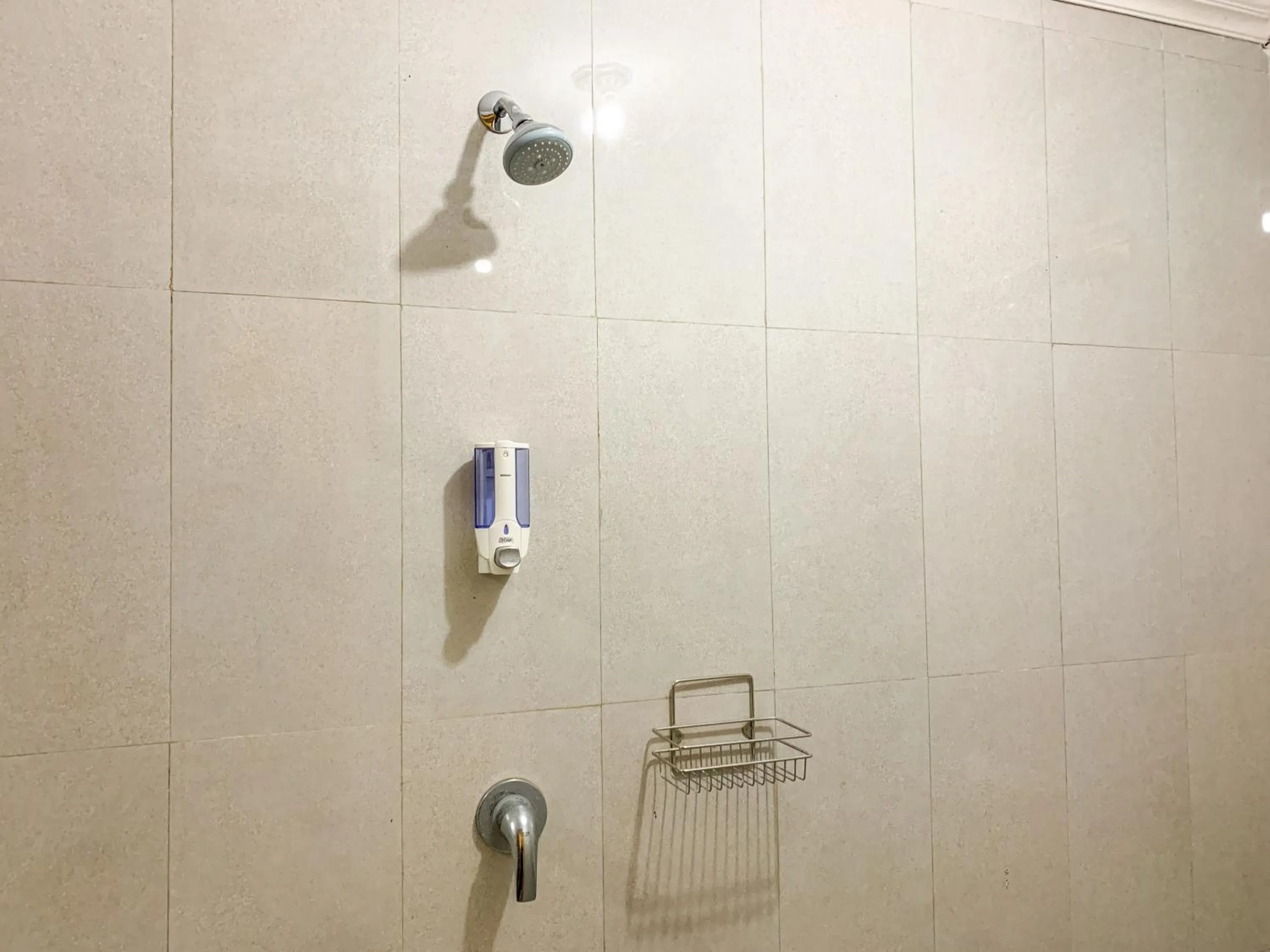 Shower in Urbanview Sasono Putro Condoongcatur by RedDoorz
