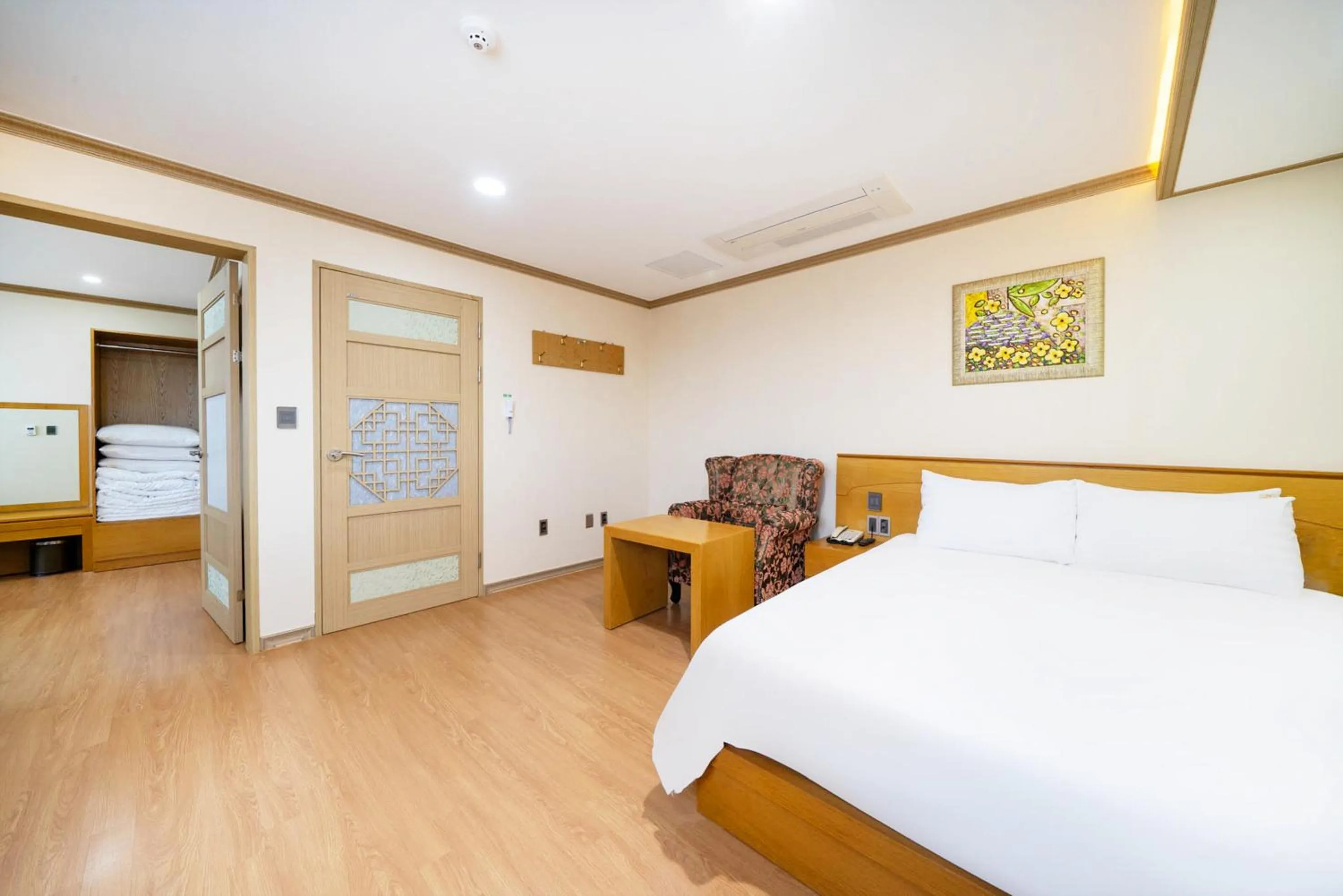 Decorative detail, Bed in Nohyung Hotel