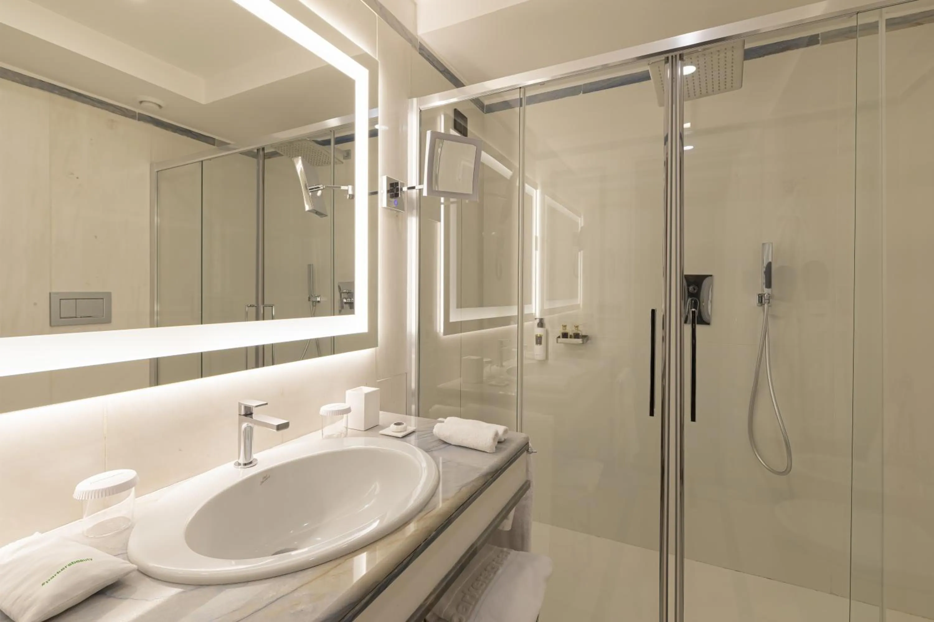 Shower in Grand Hotel Parker's