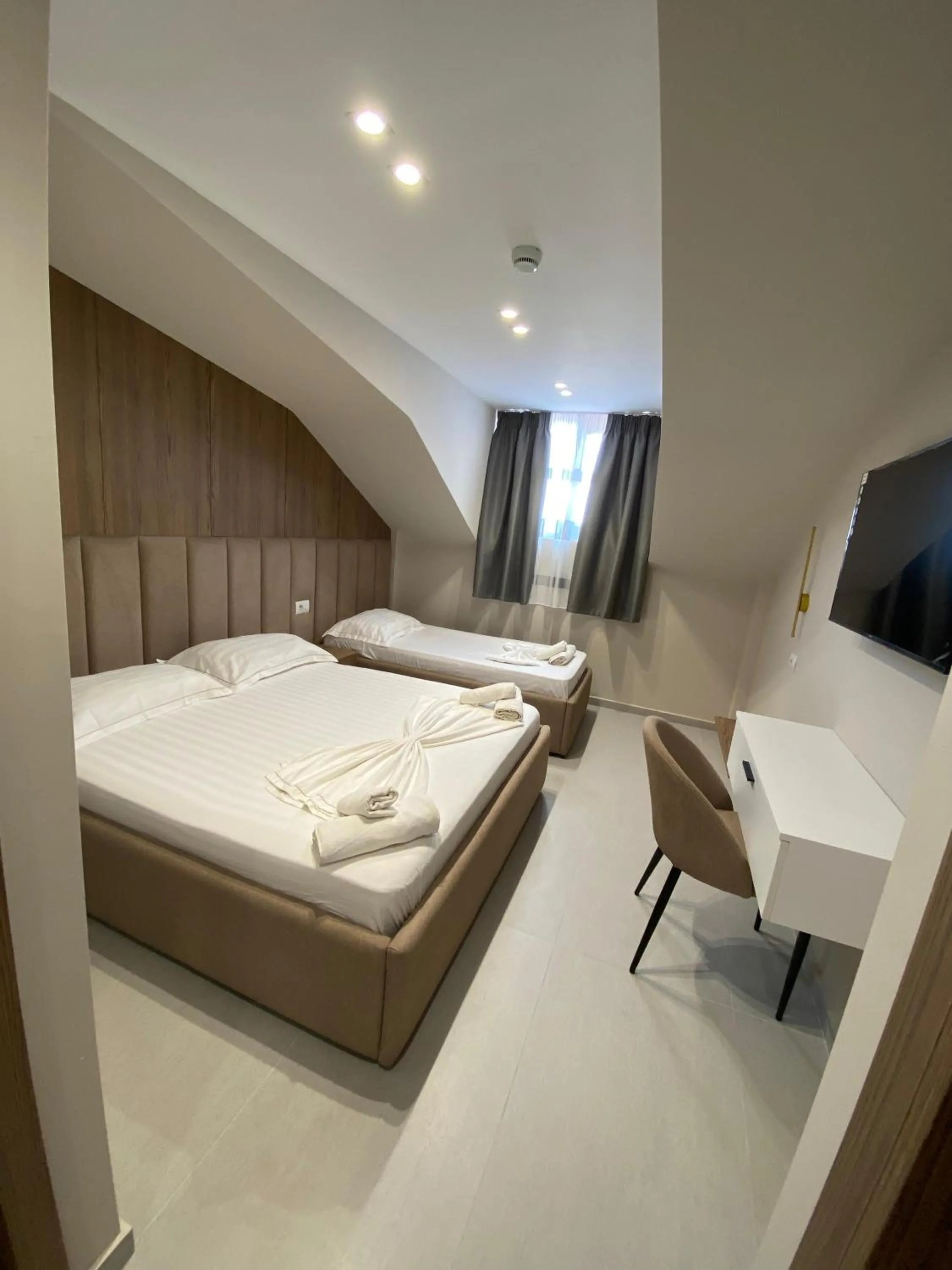 Budget Triple Room in Velmar Hotel