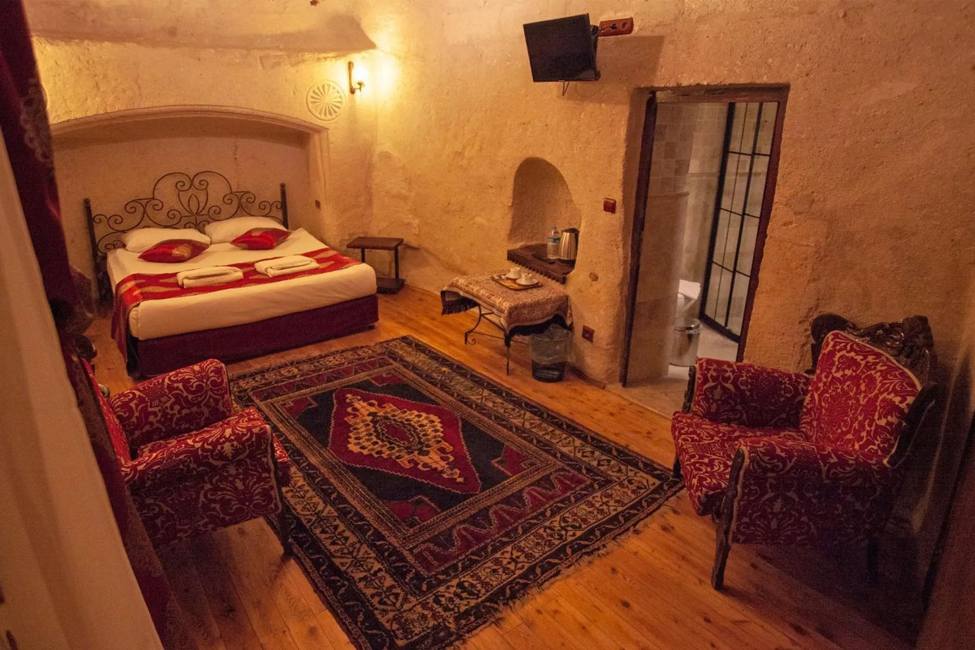 Photo of the whole room, Bed in Center Cave House