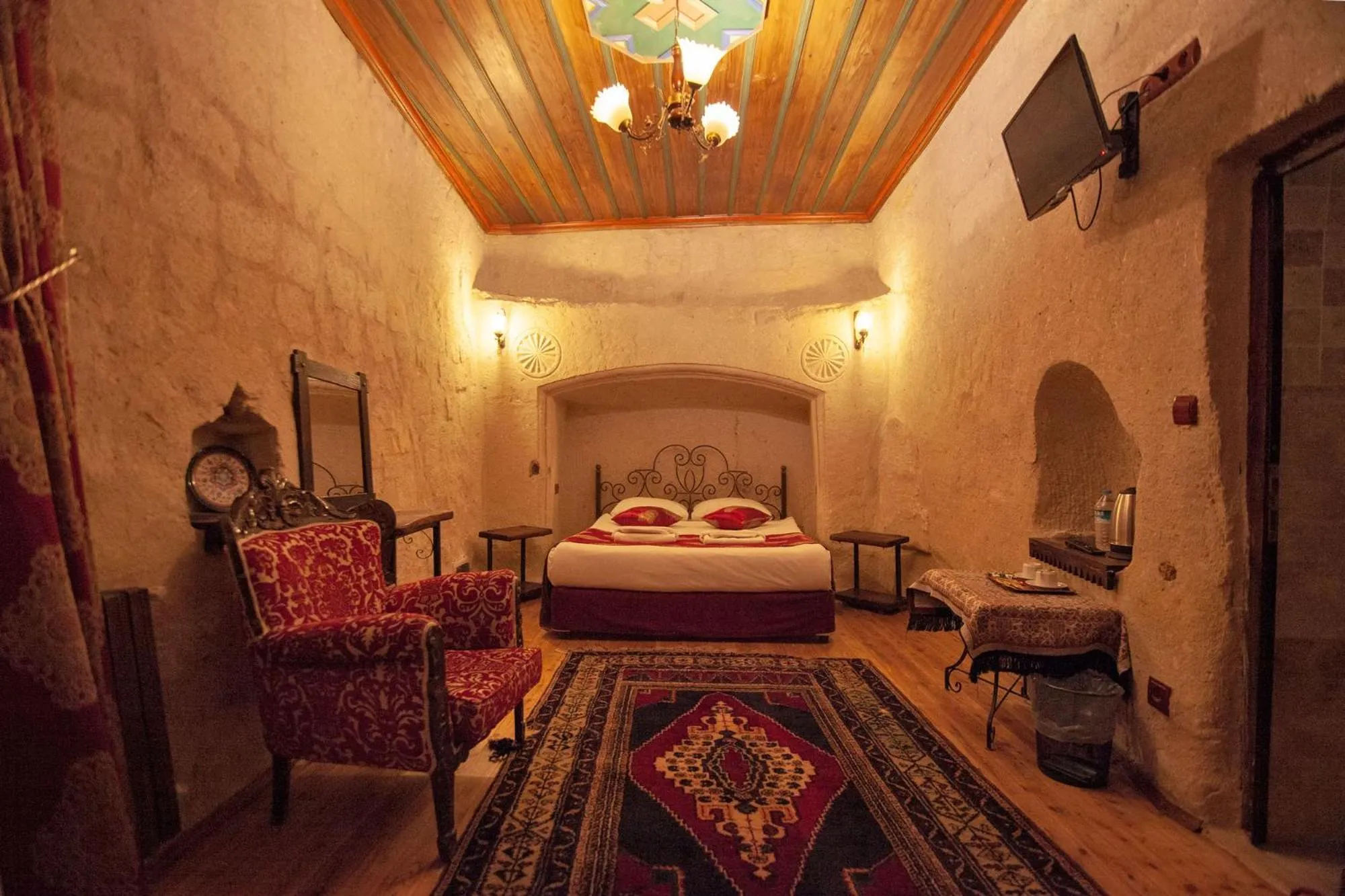 Photo of the whole room, Bed in Center Cave House