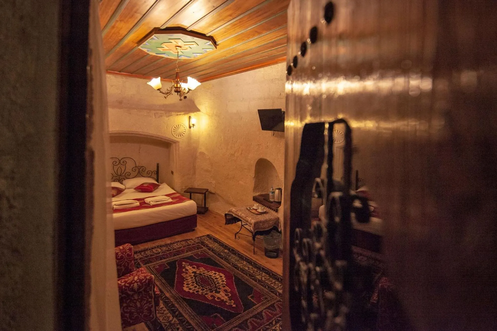 Photo of the whole room, Bed in Center Cave House