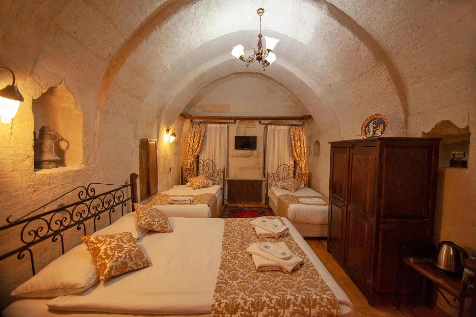Photo of the whole room, Bed in Center Cave House