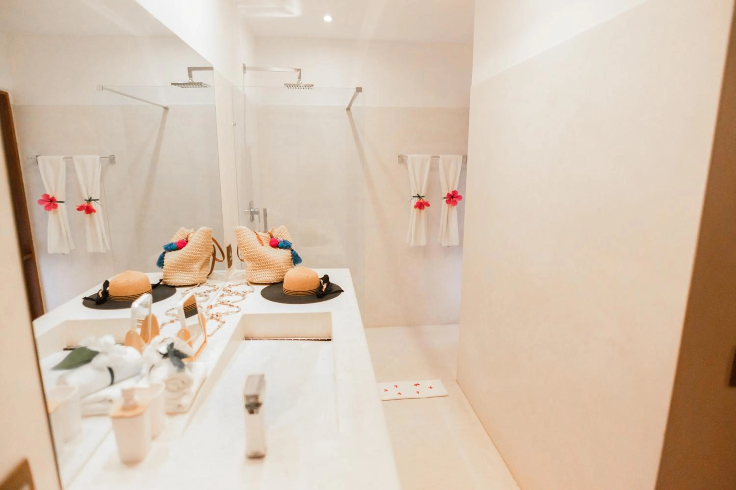 Bathroom in Madeiro Beach Hotel