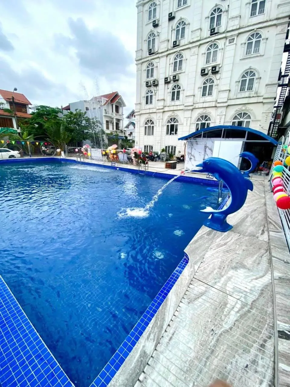 Swimming pool in Thuan Thanh Hotel